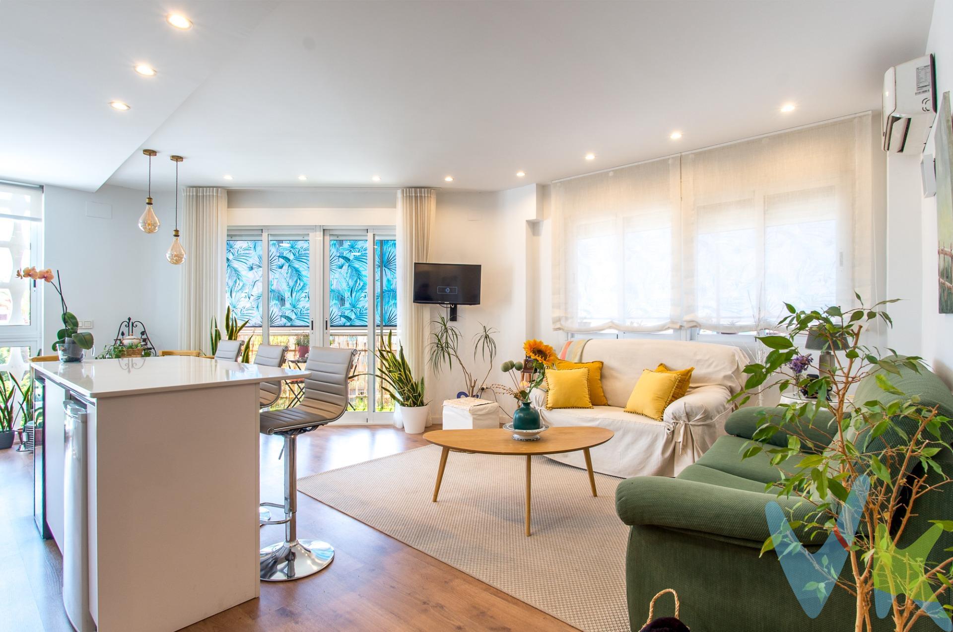 Crea en hogar que siempre has soñado en el centro de Murcia, en la mejor zona del Barrio del Carmen. Te presentamos este piso reformado con un gusto exquisito y materiales de primera calidad. Cuenta con tres dormitorios, un baño completo, un amplio salón comedor con cocina americana y un balcón que rodea toda la vivienda, perfecto para disfrutar de la luz natural durante todo el día. Una de las grandes ventajas es que incluye plaza de garaje en el mismo edificio, algo muy cotizado en esta zona y difícil de encontrar. Ubicado en una cuarta planta, la vivienda goza de vistas despejadas y una ventilación cruzada que garantiza frescor y confort. Justo enfrente se encuentra el Jardín Pedro Flores, por lo que tendrás un entorno verde y tranquilo frente a casa. El edificio es muy tranquilo, habitado por vecinos de toda la vida, lo que garantiza una convivencia agradable. No dejes pasar esta oportunidad de vivir en una de las zonas más demandadas de Murcia, con todos los servicios, comercios, colegios y conexiones a un paso. Para terminar, te queremos comentar algo: ¡Descubre una aventura inmobiliaria que combina calidad, pasión y profesionalidad! La confianza que los propietarios han depositado en nosotros para trabajar en exclusiva es un testimonio de nuestro compromiso en brindarte un servicio excepcional. Aquí viene el detalle especial: al contactarnos directamente, evitarás molestarlos, nosotros seremos tus intermediarios y te proporcionaremos toda la asistencia necesaria. Estamos aquí para facilitarte la documentación e información que requieras, y te prometemos un trato cálido y sin complicaciones. Te informaremos detalladamente de todos los aspectos, incluyendo gastos de la compra y honorarios de agencia que no están incluidos en el precio, para garantizar tu comodidad y tranquilidad durante todo el proceso. Esa es nuestra esencia, proporcionarte. Calma. Calma es el estado ideal de tranquilidad que tendrás al comprar tu casa con nosotros.