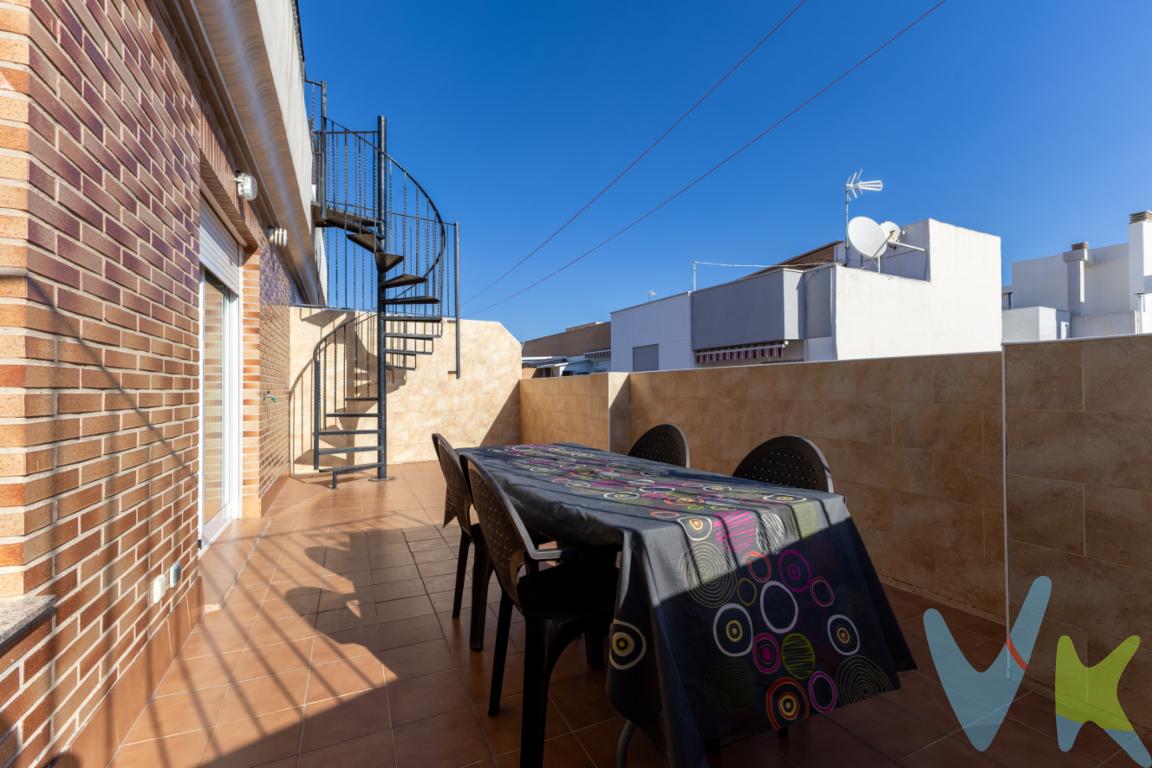 Ático con gran terraza y solárium en la playa de Puerto de Sagunto.Si sueñas con vivir cerca del mar y disfrutar de amplios espacios al aire libre, este ático es tu oportunidad, situado en la zona playa de Puerto de Sagunto combina comodidad, amplitud y una ubicación inmejorable.Distribución de la vivienda:.La propiedad cuenta con aprox. 70 m² construidos muy bien aprovechados.Salón-comedor con cocina office, un espacio moderno y funcional, perfecto para compartir momentos en familia o con amigos.2 habitaciones dobles, ambas con armarios empotrados, que aportan amplitud y orden.2 baños completos, pensados para ofrecer practicidad y confort.Una terraza principal de 23 m² aprox., accesible directamente desde la vivienda, que aporta luz natural y un ambiente relajado.Espacio exterior único:.Uno de los grandes atractivos de este ático es su impresionante solárium privado de 66 m² aprox. en la planta superior, un lugar versátil para:.Instalar una zona chill-out con sofás y sombrillas.Crear un espacio de ocio con barbacoa.Disfrutar de cenas al aire libre en verano.Tomar el sol en total intimidad con vistas despejadas.Detalles que marcan la diferencia:.Vivienda amueblada, lista para entrar a vivir.Aire acondicionado Split, para un ambiente fresco todo el año.Suelo de terrazo, resistente y fácil de mantener.Ascensor en la finca para mayor comodidad.Vistas amplias que aportan luminosidad y sensación de espacio.Orientación Norte/Este, que garantiza frescor en verano y luminosidad natural.Calificacion energetica: E.Ubicación privilegiada:.El ático se encuentra en la zona playa de Puerto de Sagunto, una de las más demandadas por su ambiente mediterráneo y su excelente conexión con todos los servicios:.A escasos minutos de la playa, perfecta para disfrutar todo el año.Próximo a supermercados, farmacias, colegios y centros de salud.Cerca de restaurantes, zonas de ocio y espacios deportivos.Con excelente comunicación hacia Valencia capital y alrededores.Una oportunidad única.Este ático reúne todo lo que se busca: vivienda amplia, terraza privada, solárium espectacular y ubicación junto al mar.Ideal tanto como residencia habitual como para disfrutarlo como segunda vivienda vacacional o incluso como inversión por su gran demanda en la zona.Contacta con nosotros hoy mismo y solicita más información o una visita sin compromiso.¡Ven a conocerlo y déjate enamorar por sus terrazas y su ambiente mediterráneo!.REF: 4637.
