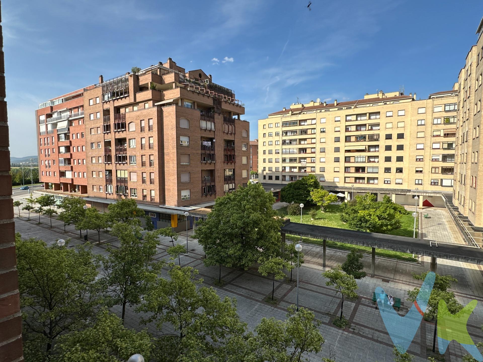 Explora esta excepcional propiedad en la deseada zona de Mendebaldea, Pamplona - Iruña. Con una superficie total de 104.35 m², este inmueble destaca por su balcón que permite disfrutar de vistas agradables y luz natural. Ofrece un diseño ideal con cuatro habitaciones dobles distribuidas en dos áreas bien definidas para mayor privacidad y confort; el dormitorio principal incluye baño privado y armario vestidor, creando un refugio personal perfecto. Además cuenta con otro baño completo que facilita las rutinas diarias del hogar. La cocina vacía es una hoja en blanco lista para adaptarse a tus preferencias gastronómicas e incorpora detalles como carpintería interior de sapeli y exterior aluminio/climalit garantizando calidad térmica adecuada al clima local. Este piso se complementa con valiosos extras: acceso directo mediante ascensor al garaje doble donde podrás estacionar cómodamente varios vehículos; cuarto trastero accesible desde el mismo ascensor; espacio comunitario destinado a bicicletas;. y estratégica proximidad a transporte público (autobuses), centros comerciales ideales para compras rápidas o entretenimiento cercano así como hospitales/centros médicos asegurándote atención sanitaria accesible si fuese necesario. (Gasto e impuestos no incluidos)