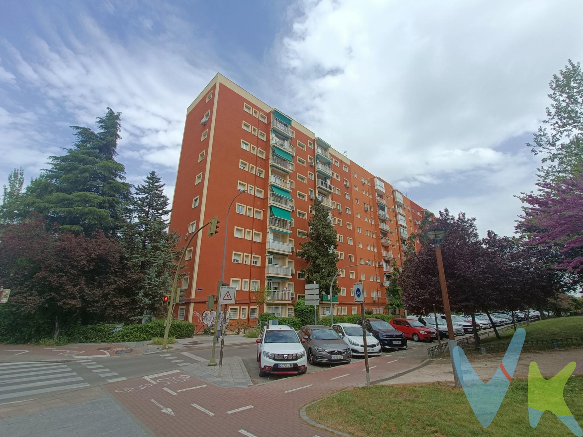 VIVIENDA ALQUILADA – INVERSIÓN CON RENTABILIDAD DESDE EL PRIMER DÍA.

Excelente oportunidad para inversores en una de las zonas más consolidadas y demandadas de Alcorcón, San José de Valderas. Ubicada en la Plaza de San Juan de Covas, a escasos metros de la estación de Renfe de San José de Valderas, rodeada de todos los servicios: comercios, centro de salud, colegios, transporte y zonas verdes. La finca cuenta con la fachada recientemente rehabilitada, un valor añadido que mejora la eficiencia y la estética del edificio.

La vivienda presenta una distribución muy funcional y bien aprovechada, con buena separación entre zona de día y zona de descanso: hall de entrada, luminoso salón independiente con acceso a terraza, cocina independiente, 3 dormitorios y 1 baño completo.

Actualmente alquilada, con contrato en vigor hasta el 15 de junio de 2027, lo que garantiza ingresos estables desde el primer momento.

Gastos e impuestos no incluidos en el precio publicitado. La agencia actúa en representación y por mandato del vendedor. Las condiciones de la venta establecen que el comprador deberá abonar un importe adicional fijo del 2 %, más 21% de IVA, sobre el precio publicitado. La reserva del inmueble sólo se producirá después de que una propuesta de compra haya sido expresamente aceptada por el vendedor.

A título orientativo se informa que en segundas transmisiones el ITP con carácter general en Madrid es del 6%, pudiendo existir otros tipos impositivos atendiendo a las circunstancias personales del comprador u otras circunstancias previstas legalmente. Base imponible del impuesto el mayor valor entre el precio de compraventa, la tasación o el valor de referencia catastral. En cuanto a los gastos de notaría y registro de la propiedad, en su caso, son variables, dependen de aranceles según precio y complejidad, oscilando aprox. entre un 0,2% y un 2%. Si el comprador precisase de hipoteca: tasación, condiciones y costes bancarios serán según entidad elegida por el comprador, así como los gastos de gestoría y cualesquiera otros gastos inherentes a la compraventa que legalmente correspondan a la parte compradora, salvo pacto expreso en contrario con el vendedor. El consumidor tiene, conforme a la normativa vigente, a su disposición información y documentación adicional relativa al inmueble y condiciones de la compraventa, que podrá ser consultada en la sede física de la agencia.