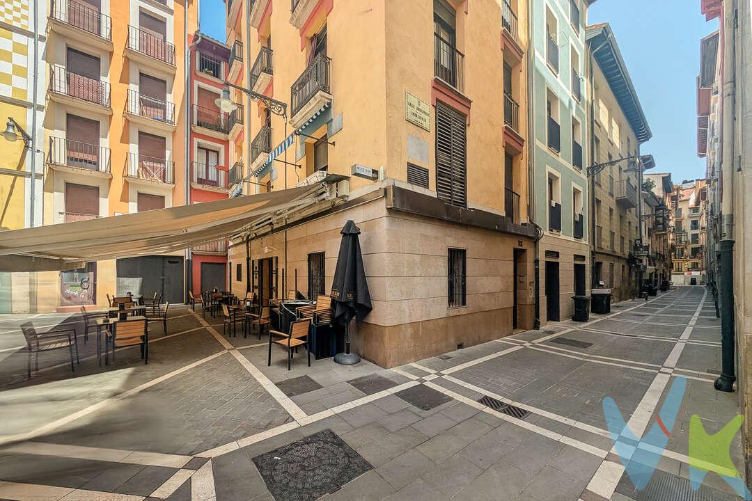 Se vende encantador piso situado en pleno Casco Antiguo de Pamplona, una de las zonas con más historia, carácter y atractivo de la ciudad, rodeada de calles emblemáticas, comercios tradicionales, restaurantes y todos los servicios necesarios para el día a día.
La vivienda se encuentra en una quinta planta y destaca por su luminosidad, su ambiente acogedor y sus privilegiadas vistas a la Iglesia de San Nicolás, uno de los edificios más representativos del centro histórico de Pamplona.
Dispone de una habitación, un baño completo, cocina independiente y una distribución funcional que aprovecha al máximo cada espacio, convirtiéndola en una opción ideal tanto como vivienda habitual para una persona o pareja, como para inversión.
Uno de sus principales atractivos son sus dos balcones, desde los que se puede disfrutar de unas vistas únicas y del encanto de vivir en el corazón de la ciudad.
Instalacion de ascensor aprobado y proyecto pagado . 
Su ubicación privilegiada permite disfrutar de la esencia del Casco Viejo, con acceso inmediato a zonas comerciales, culturales y de ocio, así como a una amplia oferta de transporte y servicios.
Una magnífica oportunidad para quienes buscan una vivienda con personalidad en una ubicación excepcional o para inversores interesados en adquirir un inmueble en una de las zonas con mayor atractivo y demanda de Pamplona. ¡No dude en solicitar más información o concertar una visita!
INFORMACIÓN LEGAL
▪ Información meramente orientativa, sin carácter contractual.▪ Superficies y características aproximadas, con finalidad descriptiva.▪ En el precio de venta están incluidos los honorarios de la agencia inmobiliaria, que serán asumidos por la parte vendedora.▪ El precio indicado no incluye los gastos e impuestos derivados de la compraventa a cargo del comprador (Notaría, Registro de la Propiedad, I.T.P., A.J.D. o I.V.A., según corresponda), ni otros posibles gastos asociados.▪ El inmueble se transmite sin mobiliario ni otros enseres, salvo que se indique expresamente lo contrario.
A modo orientativo en Navarra:
▪ Notaría y Registro: 1%–1,5%.▪ ITP: tipo general 6% (con posibles bonificaciones).▪ AJD: aprox. 0,5%–1%.