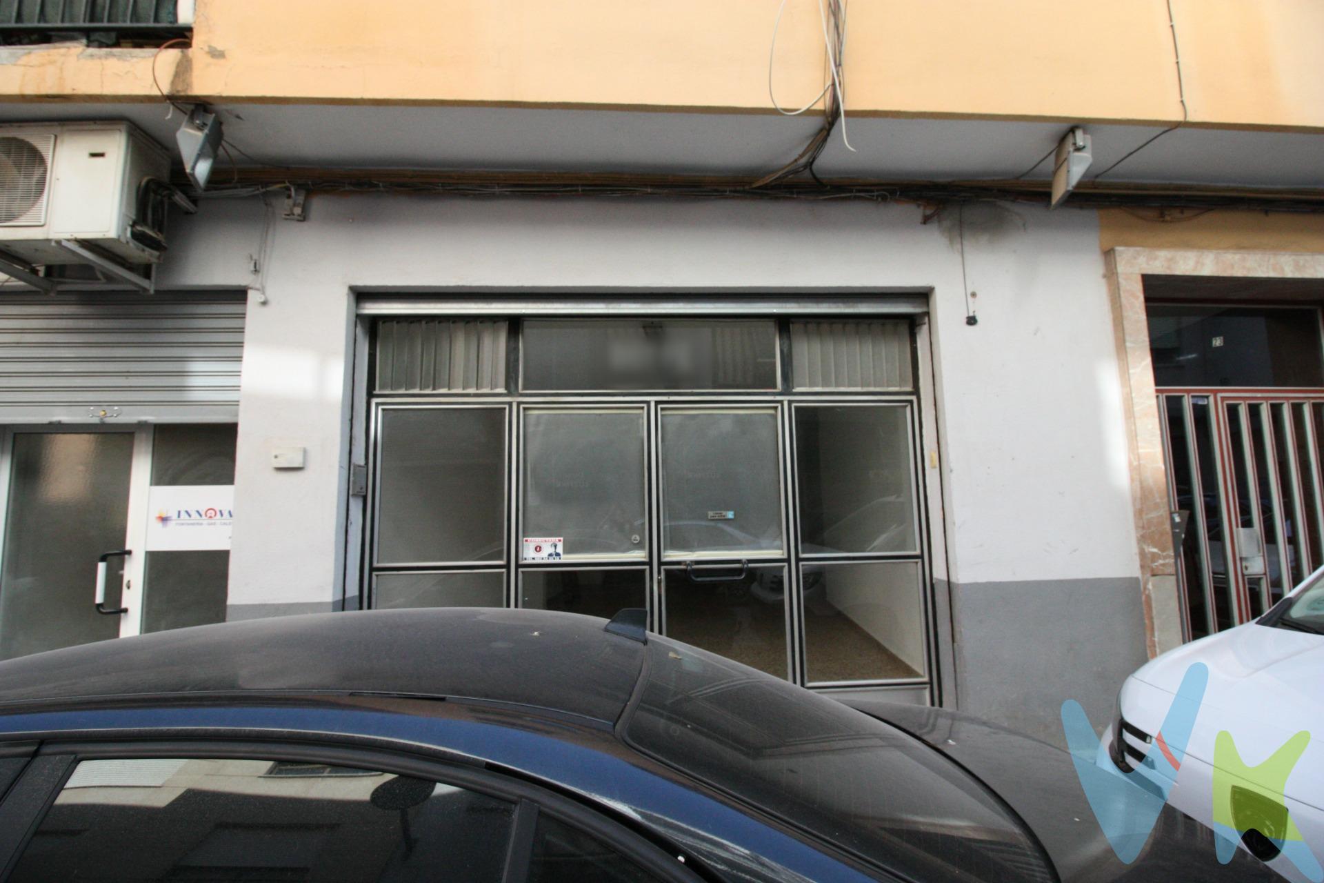 Si buscas un espacio versátil, bien ubicado y con gran potencial, este local comercial en la zona de Las Palmeras puede ser justo lo que necesitas. Con 86 m² de superficie, ofrece una distribución amplia y funcional que se adapta fácilmente a diferentes tipos de actividad: comercio, oficina profesional, centro de servicios, academia, despacho o cualquier proyecto que necesite una ubicación estratégica y visible. Su acceso directo desde la calle aporta comodidad tanto para clientes como para proveedores, mientras que su emplazamiento en una zona consolidada, rodeada de viviendas, comercios y servicios, favorece un flujo constante de personas durante todo el día. Ubicado en pleno núcleo urbano de Alaquàs, con buenas comunicaciones y todos los servicios al alcance, este local representa una excelente oportunidad para emprender, ampliar tu actividad o realizar una inversión con proyección de futuro. Un espacio lleno de posibilidades para dar forma a tu próximo proyecto. Ven a visitarlo y descubre todo lo que puede ofrecerte. INFORMACIÓN LEGAL AL CONSUMIDOR:. El precio indicado no incluye impuestos ni gastos derivados de la compraventa. Gastos a cargo del comprador:. • Impuesto de Transmisiones Patrimoniales (ITP): En segundas transmisiones, el tipo general vigente en la Comunitat Valenciana es del 10% sobre la base imponible, que será el mayor valor entre el precio de compraventa, el valor declarado o el valor de referencia catastral, pudiendo aplicarse tipos reducidos según las circunstancias del comprador. • Honorarios de intermediación inmobiliaria: 4% del precio final de venta + IVA (21%), a cargo del comprador. No incluidos en el precio de venta. • Notaría y Registro de la Propiedad: Los aranceles son oficiales y variables en función del precio y características de la operación. A título orientativo, entre 600 € y 1.000 €. Los gastos se distribuirán conforme a la normativa vigente, salvo pacto en contrario. Las condiciones pueden variar en función de las circunstancias personales y del régimen fiscal aplicable. Otros gastos:. • Gastos de financiación: Tasación, comisiones y condiciones bancarias según la entidad elegida por el comprador. • Gestoría: Servicio opcional, con costes variables en función del proveedor. • Podrán existir otros gastos inherentes a la formalización de la compraventa que correspondan al comprador según normativa vigente. El vendedor asumirá los gastos que legalmente le correspondan, salvo pacto en contrario. El inmueble no se encuentra sujeto, a fecha de publicación, a limitaciones de precio derivadas de normativa de zonas de mercado residencial tensionado. Se facilitará al cliente información detallada y personalizada de todos los costes asociados a la operación, así como la documentación relativa al inmueble, disponible en la sede física de la agencia - Av. Blasco Ibáñez 5 Bajo, 46970, Alaquàs (Valencia) y/o en el medio electrónico habilitado – www.inmueblesvalencianos.net. La agencia actúa exclusivamente como intermediaria en la operación. Cualquier compraventa queda sujeta a la aceptación expresa del vendedor y a la formalización del correspondiente contrato. El presente anuncio tiene carácter meramente informativo y no contractual, pudiendo estar sujeto a errores, cambios o actualizaciones.  . La venta de esta vivienda se gestiona mediante contrato de EXCLUSIVA COMPARTIDA por lo que se trabaja con cerca de 400 Inmobiliarias. . 