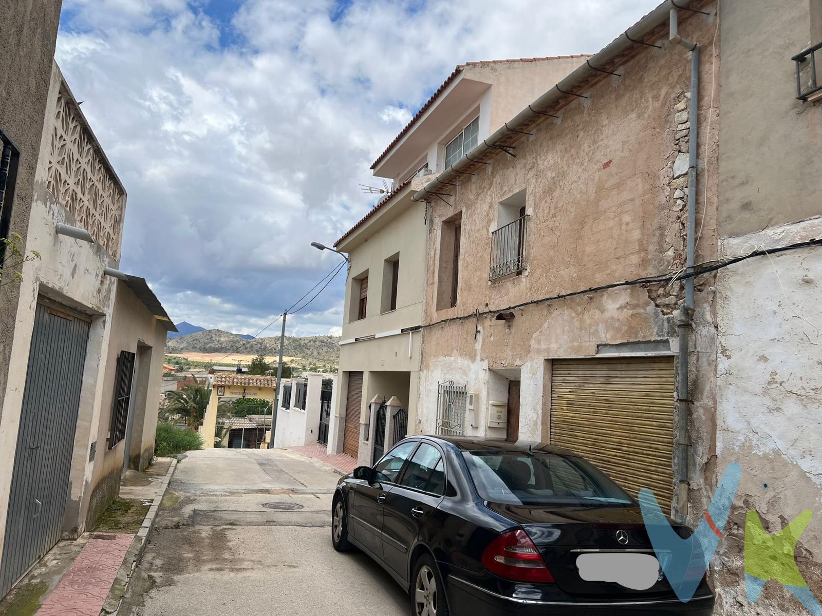 Descubre esta acogedora casa de pueblo de 212m² con un sinfín de posibilidades una vez reformada. Perfecta para aquellos que buscan tranquilidad y amplitud. Disfruta de un hogar con historia, con espacios generosos y un sinfín de detalles que te enamorarán. Esta casa de pueblo de 212metros cuadrados, distribuida en dos plantas, te ofrece un espacio amplio y versátil para disfrutar de la vida en familia. La planta baja es perfecta para aquellos que buscan funcionalidad y practicidad, tiene una habitación, cocina con chimenea y con  salida a espacioso y luminoso patio con un algibe, y entrada a una espaciosa habitación con otra cocina y un baño,despensa y lavadero. Al subir a la planta superior, te encontrarás con un amplio espacio con 5 amplias habitaciones y salida a un amplio trastero con baño y  todos los espacios de esta vivienda tienen mucha luz natural. Ubicada en un pueblo tranquilo, te permitirá disfrutar de la tranquilidad del campo sin renunciar a la comodidad de tener todos los servicios a tu alcance. Cuando te pongas en contacto con nosotros te informaremos de los gastos que no están incluidos en el precio, gastos de compraventa y honorarios de agencia y te ayudaremos para que tu proceso de compra con nosotros se convierta en un. Calma: Estado ideal de tranquilidad que tendrás al comprar tu casa con nosotros. Por último, te vamos a contar una cosa: Los propietarios han confiado en nosotros y nos han contratado en exclusiva para que les ayudemos a vender uno de sus bienes más preciados, su casa, su hogar. Esto para ti, como comprador, será una garantía ya que tendrás acceso a un servicio de calidad, un trato fácil, sencillo y sin interferencias de terceros. Por eso, te vamos a pedir un favor, habla con nosotros, no los molestes, te vamos a ayudar en caso de interés en todo el proceso y te vamos a facilitar toda la documentación e información que precises. Como ya te habíamos dicho, ¡Un servicio de calidad!.