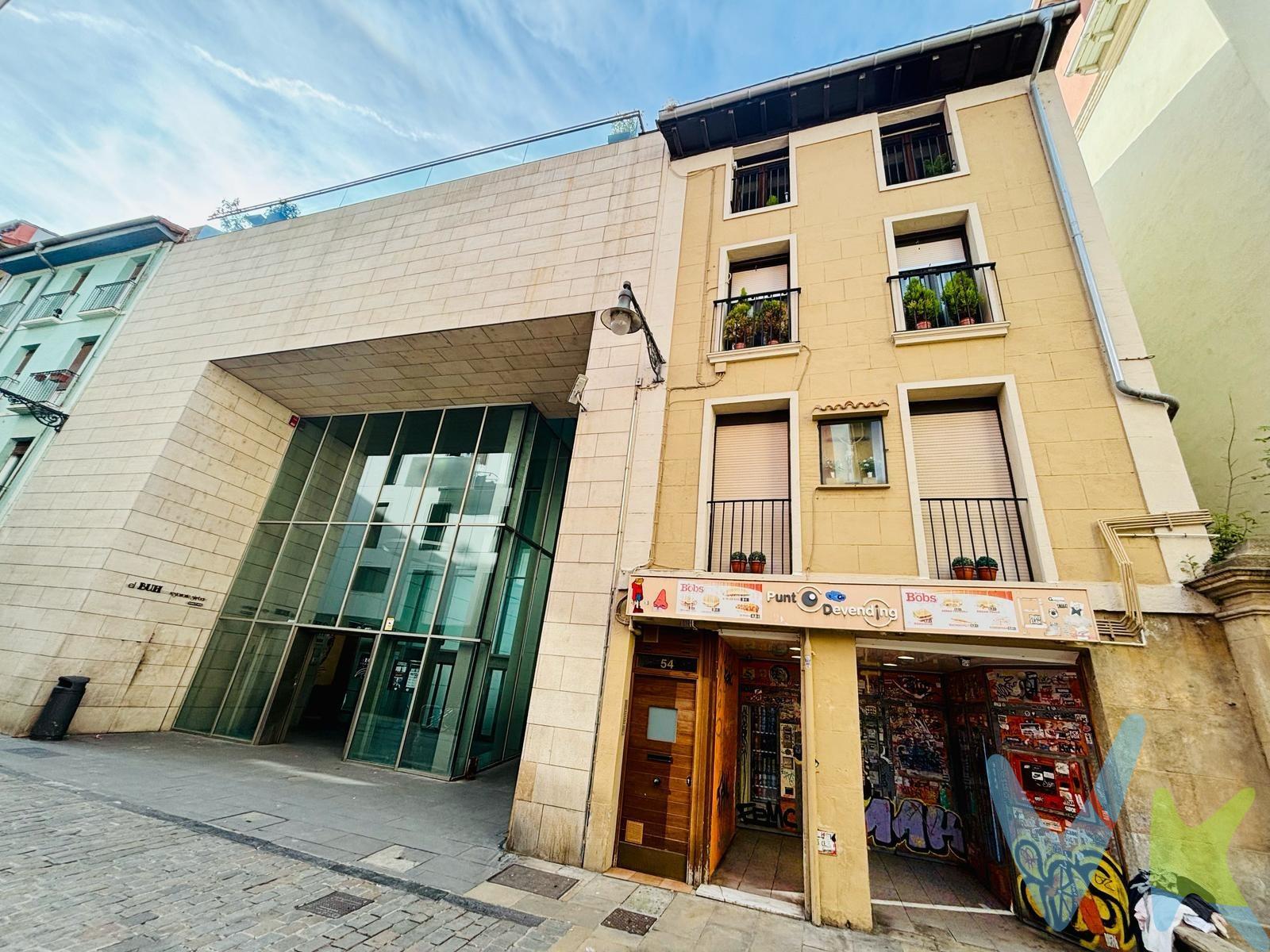Se vende local comercial reformado de 134m2 en ubicación inmejorable, en la calle descalzos, en una de las zonas más transitadas del Casco Antiguo de Pamplona, justo a la salida del ascensor que conecta la Rochapea con el centro histórico, entre Calle Mayor, Plaza San Francisco y el Ayuntamiento. Distribución y características:. 	•	134 m² construidos. 	•	Zona de vending en funcionamiento. 	•	Espacio de almacén. 	•	Zona de estar con salón amplio, cocina equipada y baño reformado. 	•	Estado: interior totalmente reformado. 	•	Posibilidad de múltiples usos: comercial, recreativo, local para cuadrillas o asociaciones. Ubicación privilegiada, con paso constante de peatones y rodeado de comercios, servicios y el ambiente típico del Casco Viejo. Perfecto para emprender un nuevo negocio o como espacio privado en pleno centro. ¡No dejes pasar esta oportunidad de invertir o establecerte en una de las zonas con más vida de Pamplona!