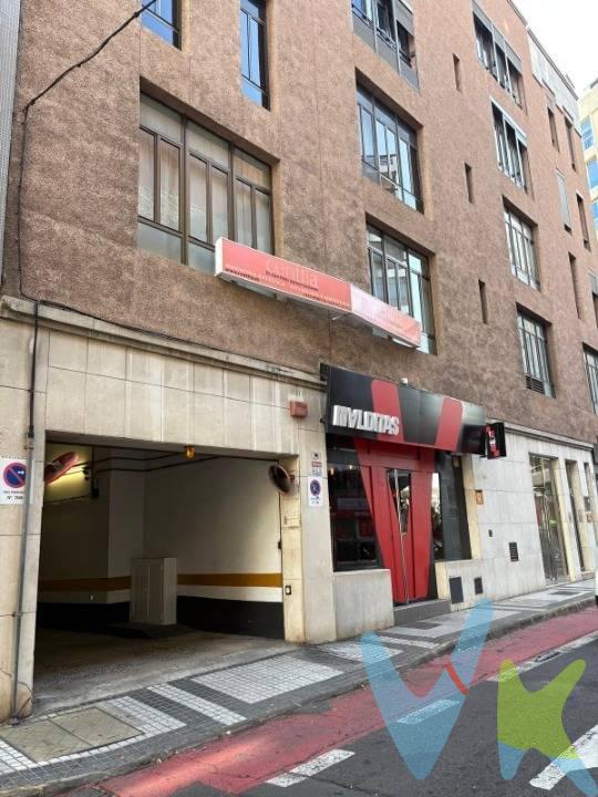 Disponible plaza de garaje situada en la planta sótano de la Calle Diderot 23, en una de las zonas con mayor demanda y escasez de aparcamiento de Las Palmas de Gran Canaria. Puntos fuertes de la propiedad:. - Accesibilidad óptima: Dispone de una rampa de entrada y salida con pendiente moderada, facilitando el tránsito de vehículos de diferentes perfiles. - Maniobrabilidad: El diseño del garaje permite un estacionamiento fluido, con pasillos de circulación amplios que minimizan las maniobras necesarias. - Seguridad y Confort: Instalaciones cuidadas en un edificio moderno, con puerta automática operativa mediante mando a distancia y acceso peatonal independiente. - Ubicación Estratégica: Emplazamiento clave a escasos minutos de la zona comercial de Mesa y López y el entorno de Las Canteras, lo que la convierte en una opción excelente tanto para uso personal como para inversión por su alta rentabilidad en alquiler. Una solución definitiva a los problemas de estacionamiento en el barrio, garantizando la protección y conservación de su vehículo. 
