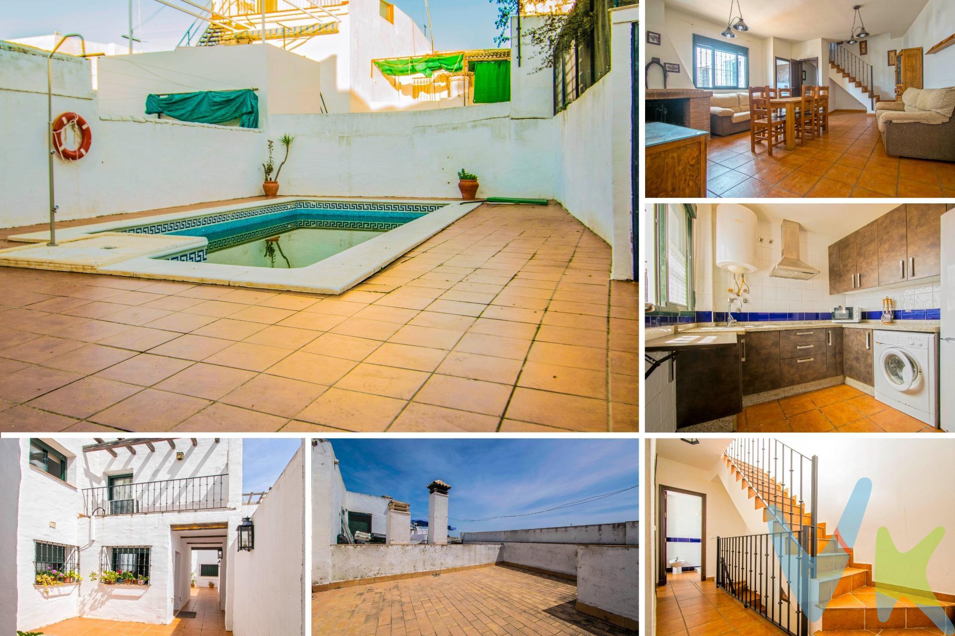 Gran oportunidad de vivir en una bonita casa en el centro de Villamanrique. Muy bien situada, cerca del Colegio Pedro Zúñiga, prácticamente a estrenar!! En bonito recinto con patio y piscina comunitaria para disfrutar en verano con la familia. La vivienda consta de 93.69 m2 construidos distribuidos en dos plantas más azotea. Un bonito salón de paso con chimenea nos abre paso, muy acogedor y confortable. La cocina es independiente y se encuentra amueblada, con muebles de madera color gris y encimera de granito, muy cómoda. En esta misma planta tenemos un práctico. La primera planta se distribuye en dos dormitorios exteriores, ambos con armarios empotrados, el principal con acceso a terraza, muy luminoso y un baño exterior y completo con placa de ducha. Desde esta planta accedemos a una amplia azotea con castillete. Las ventanas son de aluminio color verde carruaje con rejas, las puertas de madera maciza y el suelo rústico. Amplia exterior y muy luminosa, con excelente situación, en zona muy tranquila y rodeada de todo lo que necesita, comercios, colegios, zonas infantiles...Quiere visitarla?? Llame ahora!!.  .  Informamos a nuestros clientes compradores que el precio de venta no incluye lo siguiente: Honorarios de la agencia inmobiliaria, Impuestos (I.T.P., I.V.A. o A.J.D., en su caso) ni otros gastos de la compraventa (gastos de Registro de la Propiedad, Notaría, Gestoría ni de posible Financiación). Documento D.I.A. a disposición del consumidor según Decreto 218/2005 Junta de Andalucía.  .  .  . . . . 