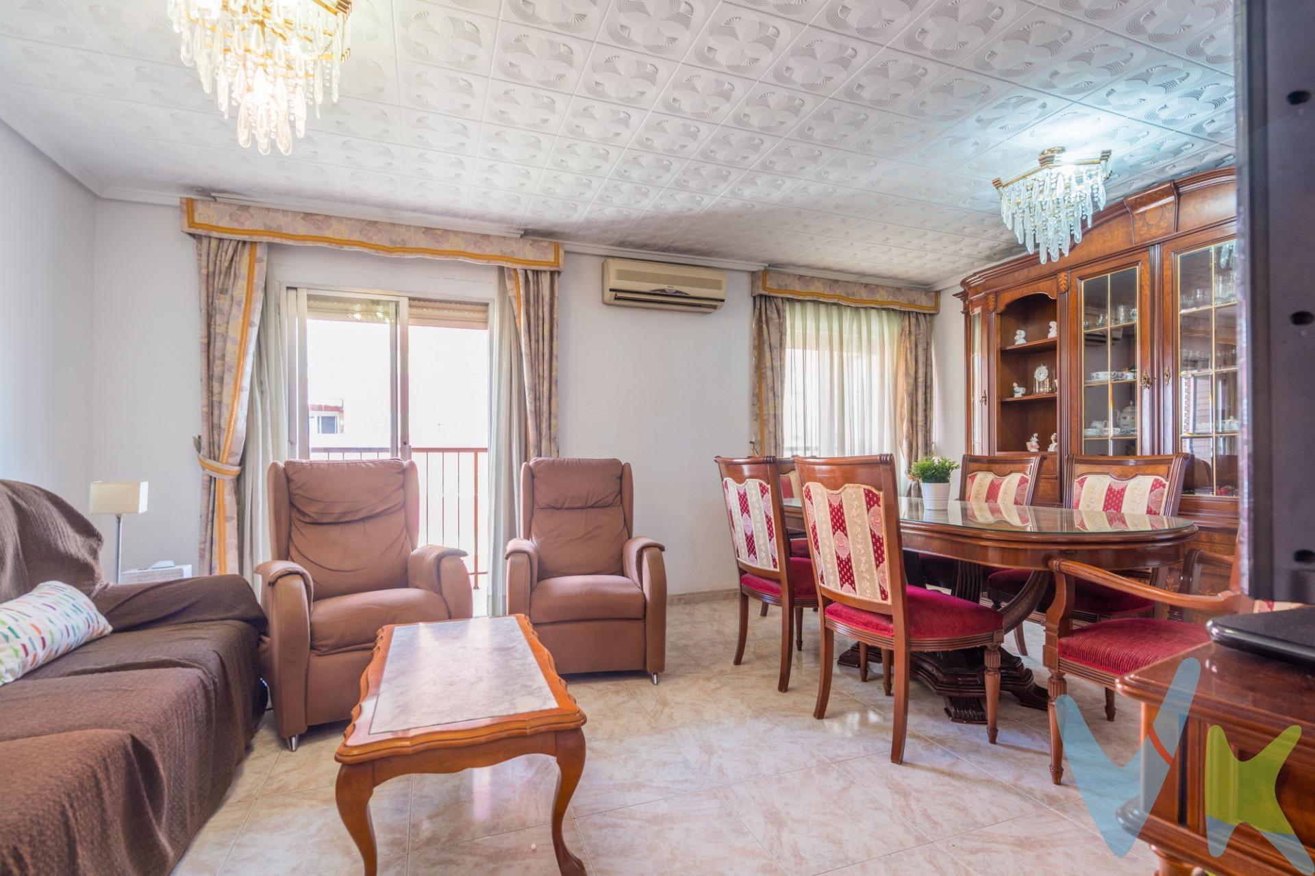 . ¿Buscas esa sensación de llegar a casa y que te reciba la luz del sol?. Imagínate abrir la puerta de tu nuevo hogar y ser recibido por la calidez y la amplitud de una **quinta planta**. No solo estás adquiriendo una propiedad, estás invirtiendo en calidad de vida, en un piso donde la luz es la verdadera protagonista y la ciudad parece estar a tus pies. Un hogar con alma y potencial. Esta vivienda de 96 m², ha sido cuidada con mimo y se presenta en un estado de conservación impecable. Al entrar, te sorprenderá la nobleza de su **carpintería interior de madera maciza**, un detalle de calidad que aporta carácter y calidez. Sus suelos de **gres** garantizan durabilidad, mientras que los ventanales de **aluminio** aseguran un mantenimiento sencillo y un buen aislamiento. Luz a raudales: Al ser una planta alta, la luminosidad inunda el salón y las habitaciones, creando un ambiente positivo y vibrante durante todo el día. Balcón con vistas: El salón se abre a un balcón exterior, el rincón perfecto para desayunar al aire libre o disfrutar de la brisa valenciana al caer la tarde. Espacio para todo: Sus 3 dormitorios ofrecen la versatilidad que necesitas. Ubicación Estratégica: El mundo a tus pies. Si algo define a esta propiedad es su **conectividad excepcional**, . Transporte Público ¡Olvida el coche! Tienes la parada del **Tranvía (Línea 6)** a la vuelta de la esquina, conectándote directamente con el **Campus Universitario de Tarongers** y la **Playa de la Malvarrosa**. Además, las líneas de la EMT (11, 16, 60) te dejan en el **centro de Valencia en apenas 15 minutos**. Accesos rápidos: Si prefieres conducir, la cercanía a la Ronda Norte y la salida hacia la V-21 te permiten entrar y salir de la ciudad sin complicaciones. Todo a mano: A pocos minutos caminando encontrarás el **Centro Comercial Arena**, supermercados (Mercadona, Consum), colegios y centros de salud. ¿Es para ti?. Si valoras la altura, la luz natural y quieres una base sólida para crear la casa de tus sueños este 5º piso con ascensores  la oportunidad que estabas buscando. . No imagines el potencial.. ven a sentirlo. Agenda tu visita hoy mismo y descubre tu próximo hogar en Valencia.  Por mandato expreso del propietario, comercializamos este inmueble en exclusiva , lo que le garantiza el acceso a toda la información, a un servicio de calidad, un trato fácil, sencillo y sin interferencias de terceros. Por este motivo, se ruega no molestar al propietario, a los ocupantes de la propiedad o a los vecinos. Muchas gracias por su comprensión. Si usted es agente inmobiliario y tiene un cliente para este inmueble, llámenos: estaremos encantados de colaborar. . . 