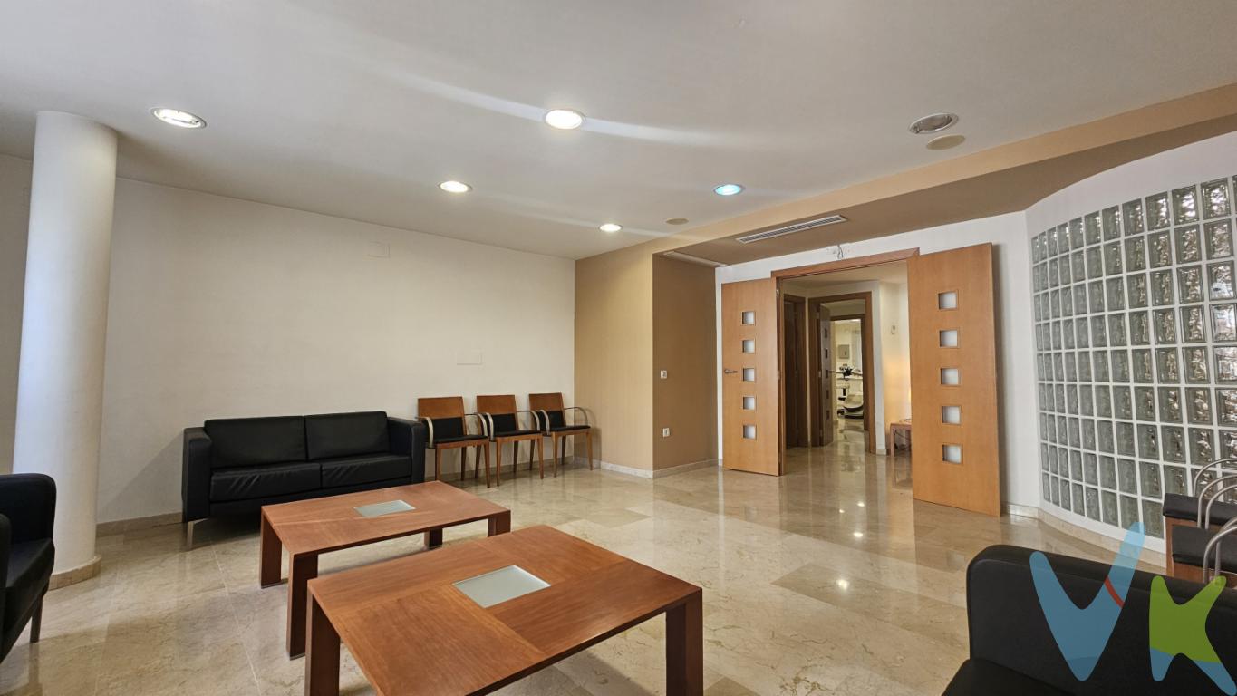  **Magnífico Piso a la Venta en Riba-roja de Túria: Espaciosidad y Comodidad Garantizadas**Se presenta una oportunidad excepcional para adquirir un magnífico piso en la encantadora localidad de Riba-roja de Túria. Situada en la primera planta de un edificio construido en 2003, esta amplia propiedad, con 144 metros cuadrados útiles y 170 metros cuadrados construidos, ofrece la combinación perfecta de espacio y comodidad para satisfacer todas sus necesidades.Al entrar en este espacioso piso, será recibido por una sensación de amplitud gracias a su diseño bien pensado, que maximiza la utilización del espacio. Dispone de tres generosas habitaciones que ofrecen un refugio tranquilo, perfectas para descansar al final del día. Cada habitación está diseñada con un toque moderno, garantizando un ambiente cálido y acogedor.La propiedad cuenta además con un luminoso y amplio salón-comedor, ideal para recibir visitas o disfrutar de momentos de ocio en familia. Las grandes ventanas permiten que la luz natural inunde el espacio, creando una atmósfera acogedora y agradable durante todo el día. Toda la distribución está pensada para ofrecer el mayor confort posible.La cocina, equipada con todo lo necesario, es perfecta para amantes de la gastronomía y aficionados que desean preparar sus platos favoritos. Su diseño funcional y moderno proporciona el entorno ideal para aventurarse en recetas culinarias y compartir maravillosos momentos con seres queridos.Para su comodidad, el edificio cuenta con un ascensor que facilita el acceso a la vivienda, convirtiéndola en una opción ideal para todas las edades. Además, dispone de una plaza de garaje doble, proporcionando la tranquilidad de saber que su vehículo estará seguro y siempre a su disposición.La localización del piso es simplemente inmejorable. Situado estratégicamente, dispone de excelentes conexiones de transporte público, con la estación de metro y diversas paradas de autobús a corta distancia. Esta accesibilidad garantiza que pueda desplazarse fácilmente al centro de la ciudad o cualquier otro destino de su elección.En cuanto al entorno, Riba-roja de Túria es conocida por su encantadora atmósfera residencial, que ofrece una calidad de vida inigualable. En los alrededores encontrará una gran variedad de servicios, desde comercios y supermercados hasta colegios y centros de salud, que hacen que esta ubicación sea aún más conveniente.No pierda la oportunidad de visitar personalmente este extraordinario piso y experimentar el potencial que ofrece. Estamos seguros de que una vez que cruce la puerta, se enamorará de todo lo que tiene para ofrecer.Invitamos a interesados a programar una visita para explorar todas las características y ventajas que este excepcional inmueble tiene preparado para usted. Descubra hoy mismo su nuevo hogar y empiece a disfrutar de todo lo que esta magnífica propiedad en Riba-roja de Túria tiene para ofrecerle. ¡Esperamos verle pronto! 