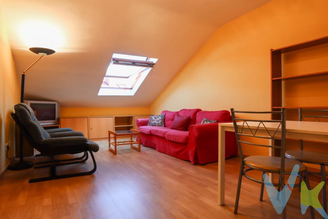¿Buscas una vivienda en última planta y sin vecinos arriba? Entonces este piso puede ser justo lo que necesitas. Si además valoras una opción económica, bien situada y con múltiples posibilidades, no deberías dejarlo pasar.Te presentamos esta acogedora vivienda situada en la quinta y última planta de un edificio residencial sin ascensor, ubicado entre el Parque del Oeste y el Estadio Carlos Tartiere. Su localización en la calle Fraternidad, a pocos minutos del centro de Oviedo, está rodeada de todo tipo de servicios: transporte público, universidades, comercio local y zonas verdes.El piso cuenta con una distribución muy funcional:Acceso directo al salón desde la entradaCocina independienteDormitorio principalSegundo dormitorio con acceso desde el principal, ideal como vestidor, despacho o cuarto infantilBaño completoTodas las estancias son luminosas, con orientación a un patio interior abierto, lo que garantiza tranquilidad y buena entrada de luz natural sin exposición directa al ruido de la calle.La vivienda se encuentra en buen estado y es habitable desde el primer día. Cuenta con todos los suministros activos, una comunidad tranquila y con gastos muy bajos (incluido un IBI reducido).Ideal como primera vivienda o para inversión con alta rentabilidad desde el primer momento, gracias a su bajo coste de entrada y la demanda de alquiler en la zona.Una oportunidad real de entrar en el mercado con una inversión contenida, en una zona con potencial de mejora y gran proyección.No dejes pasar esta ocasión. Llámanos y ven a verlo sin compromiso. Tu nuevo espacio en Oviedo te está esperando.