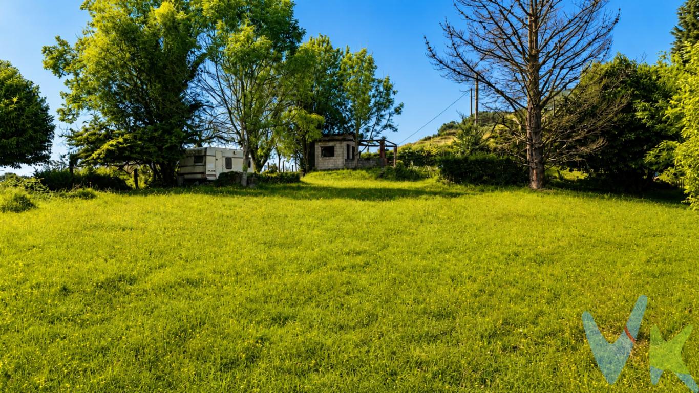 Se vende preciosa finca rústica situada en la parroquia de Fano, en un entorno natural privilegiado y rodeada de amplias zonas verdes.La parcela no es edificable, pero cuenta con permiso y licencia municipal para una caseta de aperos, actualmente construida y con posibilidades de reforma para adaptarla a tus necesidades.La finca dispone de agua y luz dentro de la propia parcela, además de un acceso cómodo y sencillo. En su interior se encuentra también una caravana incluida en el precio de venta.Uno de sus principales atractivos son sus magníficas vistas al Picul Sol, al Picu San Martín y a la ciudad de Gijón, creando un entorno perfecto para desconectar y disfrutar de la tranquilidad y la naturaleza.Un lugar ideal para pasar los fines de semana, organizar reuniones y comidas al aire libre, y disfrutar de momentos inolvidables en familia o con amigos.Una excelente oportunidad para quienes buscan un espacio privado de ocio y descanso en plena naturaleza, pero con fácil acceso y todos los suministros disponibles.Se informa a los interesados que el precio de venta indicado no comprende el Impuesto de Transmisiones Patrimoniales (ITP) , los gastos asociados a la compraventa (notaría, registro de la propiedad) ni los honorarios de la agencia inmobiliaria a cargo del comprador.