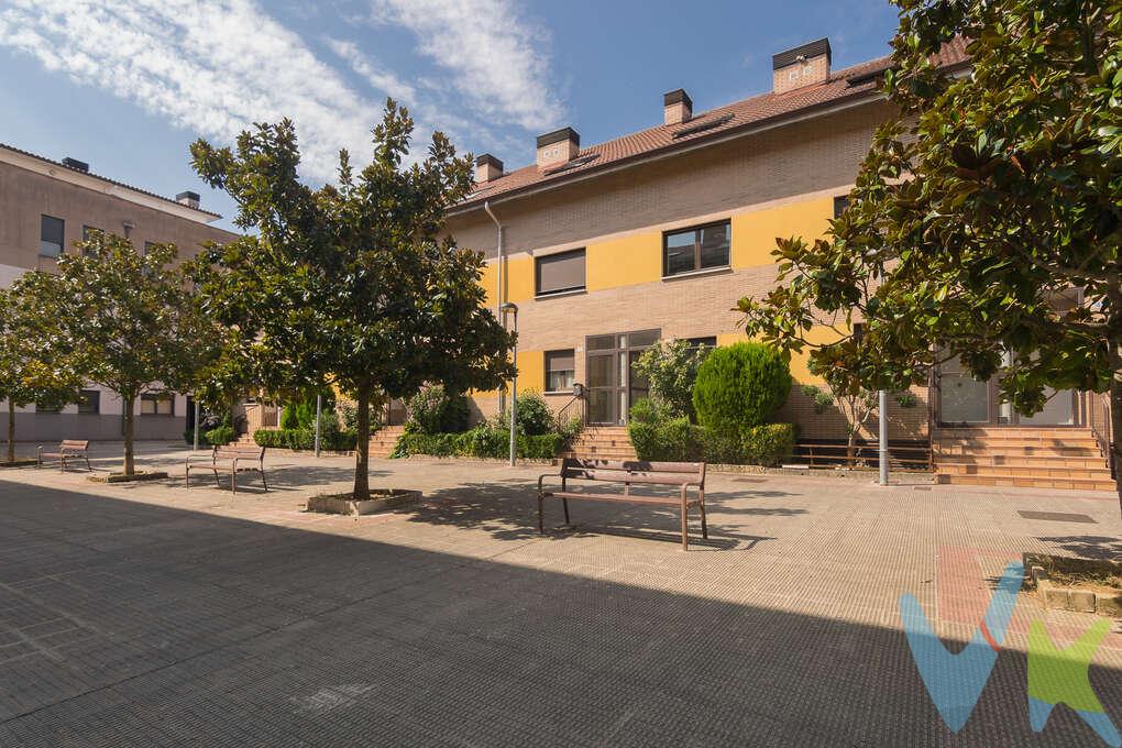 Chalet adosado seminuevo en Arre: amplitud, tranquilidad y cercanía a Pamplona
Te presentamos esta magnífica vivienda adosada seminueva situada en Arre, en el Valle de Ezcabarte, una ubicación ideal para quienes buscan disfrutar de la tranquilidad y el entorno natural de un pueblo sin renunciar a la comodidad de tener Pamplona y todos sus servicios al alcance.
La vivienda destaca por su amplitud y espacios pensados para disfrutar del día a día. Cuenta con cuatro dormitorios amplios, dos baños completos y un aseo de cortesía, ofreciendo espacio y comodidad tanto para una familia como para quienes necesitan habitaciones adicionales para despacho, invitados o zona de trabajo.
El salón dispone de acceso directo a una amplia terraza exterior, un espacio perfecto para disfrutar del aire libre, organizar comidas y reuniones o simplemente relajarse en un entorno tranquilo. La vivienda se completa con una cocina independiente, funcional y bien integrada en la distribución.
En la planta sótano encontramos uno de los grandes atractivos de la vivienda: un amplio txoko, ideal como espacio de reuniones, zona de ocio o lugar de encuentro para disfrutar con familiares y amigos. Desde esta planta se accede también a un cuarto trastero, que proporciona una práctica capacidad adicional de almacenamiento.
La propiedad dispone además de una amplia plaza de garaje dentro de un parking comunitario, con espacio suficiente para cualquier tipo de vehículo e incluso para coche y moto, una característica especialmente valorable por su comodidad y versatilidad.
Un entorno privilegiado
Su ubicación en Arre permite disfrutar de un entorno residencial tranquilo, rodeado de zonas verdes y rutas de paseo, perfecto para quienes valoran la naturaleza y una forma de vida más relajada.
A pesar de su carácter tranquilo y de pueblo, la vivienda cuenta con una excelente comunicación con Pamplona mediante autobús urbano, permitiendo acceder al centro de la ciudad de forma cómoda y sin necesidad de renunciar a la tranquilidad del entorno.
Además, dispone de todos los servicios necesarios en las proximidades tanto sanitarios como educativos y comerciales, combinando de forma excepcional la comodidad de tenerlo todo a mano con la calidad de vida, el espacio y la tranquilidad propios de un entorno residencial.
Una vivienda amplia, cómoda y versátil, ideal para quienes buscan espacio, tranquilidad y calidad de vida sin alejarse de Pamplona.
INFORMACIÓN LEGAL
▪ Información meramente orientativa, sin carácter contractual.
▪ Superficies y características aproximadas, con finalidad descriptiva.
▪ En el precio de venta están incluidos los honorarios de la agencia inmobiliaria, que serán asumidos por la parte vendedora.
▪ El precio indicado no incluye los gastos e impuestos derivados de la compraventa a cargo del comprador (Notaría, Registro de la Propiedad, I.T.P., A.J.D. o I.V.A., según corresponda), ni otros posibles gastos asociados.
▪ El inmueble se transmite sin mobiliario ni otros enseres, salvo que se indique expresamente lo contrario.
 
A modo orientativo en Navarra:
▪ Notaría y Registro: 1%–1,5%.
▪ ITP: tipo general 6% (con posibles bonificaciones).
▪ AJD: aprox. 0,5%–1%.