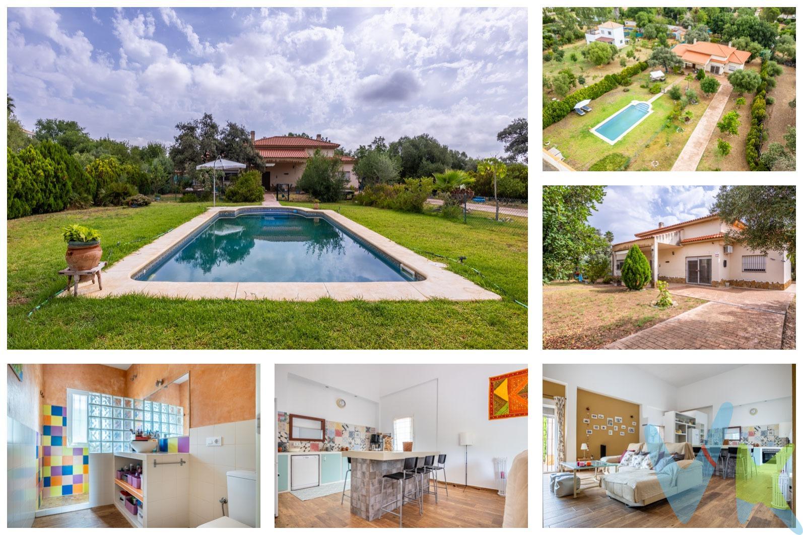 Chalet en venta en Ubr. los Encinares Sanlúcar la Mayor (Sevilla). ¡'Tu Oasis de Tranquilidad te Espera en Sanlúcar la Mayor!. Imagina despertar cada mañana en un entorno idílico, rodeado de naturaleza. Este espectacular chalet independiente, ubicado en una exclusiva urbanización privada en Sanlúcar la Mayor, es mucho más que una casa: es un estilo de vida. Con una generosa parcela de casi 1800 m², este hogar te ofrece espacio para todo lo que puedas soñar. La vivienda, de 280 m² construidos, te cautivará desde el primer momento con sus techos altos que aportan una increíble sensación de amplitud y luminosidad. En su interior, descubrirás tres amplios dormitorios, equipados con armarios empotrados que optimizan el espacio. El baño, espacioso y moderno, cuenta con una práctica placa de ducha. El corazón de la casa es su gran salón con cocina integrada, un espacio abierto y diáfano perfecto para la vida familiar y para recibir a tus invitados. Además, disfrutarás de la tranquilidad y el confort que ofrecen los cierres de aluminio Climalit con mosquiteras en todas las estancias. Pero la magia de esta propiedad no termina aquí. La parcela, un verdadero vergel, cuenta con una variedad de árboles frutales que te permitirán disfrutar de productos frescos de tu propio jardín. Refrescantes veranos te esperan junto a la piscina privada, y para tus celebraciones, dispones de una estancia perfectamente adaptada para reuniones y eventos, ¡ideal para crear recuerdos inolvidables! Completan las comodidades de esta magnífica propiedad con un cómodo garaje  y pozo de agua para suministrar la vivienda , para riego, piscina ….. No dejes pasar la oportunidad de vivir en este remanso de paz, donde la privacidad y la naturaleza se unen para ofrecerte la calidad de vida que siempre has deseado. ¡Contacta hoy mismo para visitar tu futuro hogar!. Informamos a nuestros clientes que el precio de venta no incluye lo siguiente: Honorarios de la agencia inmobiliaria, impuestos (el Impuesto de Transmisiones Patrimoniales, I.V.A. o A.J.D., en su caso), otros gastos de la compraventa (gastos de registro de la Propiedad, Notaría, gestoría ni de posible financiación). Documento F.I.A. a disposición del consumidor según Decreto 218/2005 Junta de Andalucía. . . . 
