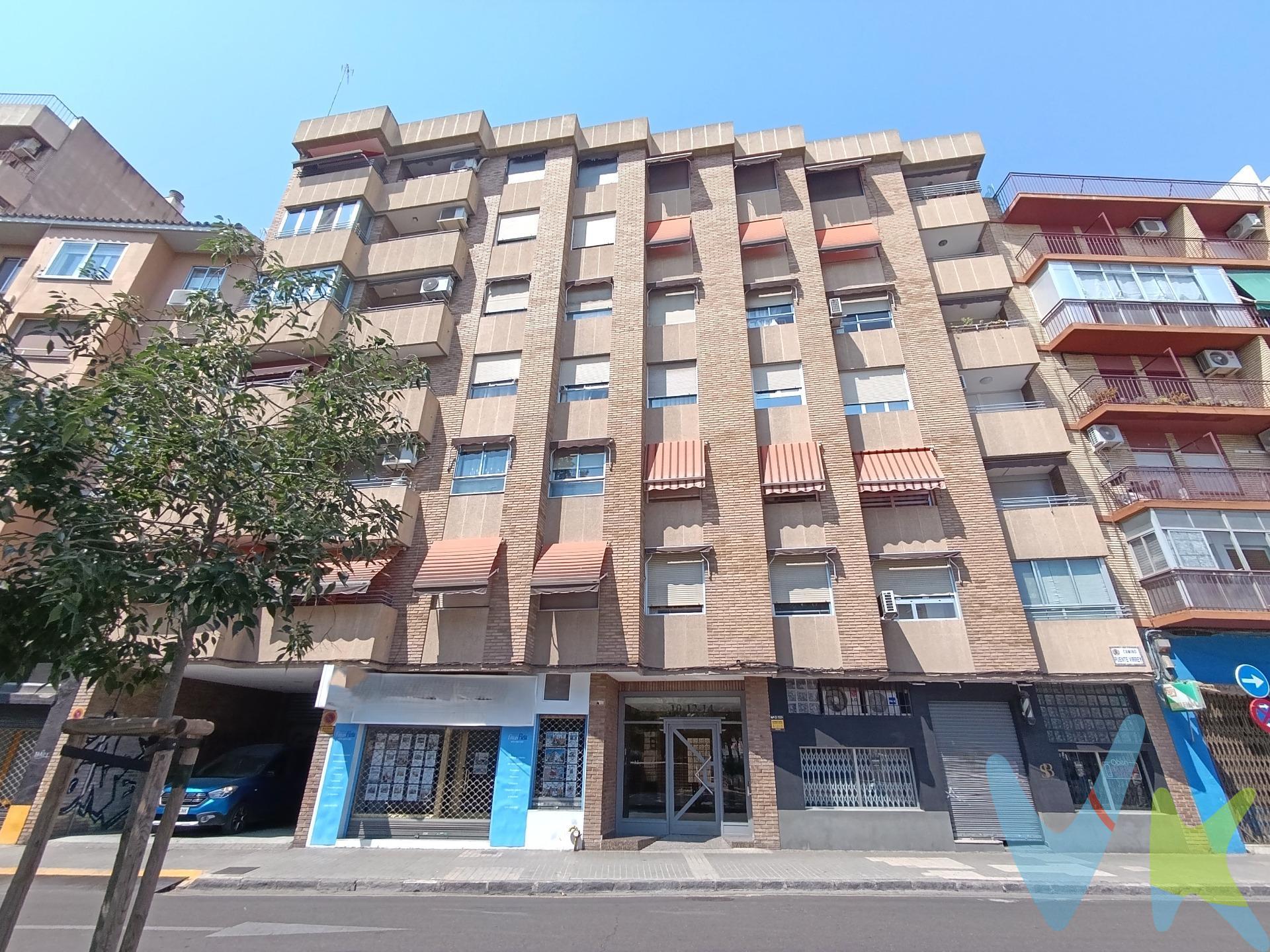 CAMINO DEL PUENTE DEL VIRREY (San José - Cesareo Alierta).- Vivienda con plaza de garaje- Piso de 74 m² útiles, luminoso y con una distribución muy funcional, situada en Camino del Puente del Virrey, en una zona consolidada de Zaragoza que dispone de todos los servicios necesarios para el día a día. El piso se distribuye en tres dormitorios dobles, amplio salón con salida directa a terraza, cocina independiente, baño completo y aseo. Dispone de calefacción central con sistema individual de distribución de costes y agua caliente sanitaria central con contador individual. Cuenta además con aire acondicionado mediante split y carpintería exterior de aluminio con doble ventana. El edificio dispone de ascensor a cota cero, facilitando un acceso cómodo y sin barreras arquitectónicas. La vivienda incluye en el precio plaza de garaje con acceso directo desde el propio edificio, ascensor, en segundo sótano, para coche mediano, un elemento especialmente práctico y valorado en la zona. Su ubicación permite disfrutar de una amplia oferta de comercios, supermercados, centro de salud, transporte público y todo tipo de servicios en las inmediaciones, además de buenas comunicaciones con el resto de Zaragoza. Una vivienda luminosa, cómoda y bien distribuida, con tres dormitorios, terraza y garaje, ideal tanto como vivienda habitual como para quienes buscan una propiedad completa y funcional en una zona perfectamente consolidada. No dejes de ver la visita virtual 360º donde podrás ver con todo detalle esta vivienda. Gastos e impuestos no incluidos. A título orientativo, en segundas transmisiones, el comprador abonará: Impuesto sobre Transmisiones Patrimoniales (ITP), tipo general en Aragón al 8% (*). Base de cálculo: mayor valor entre precio de compraventa o valor de referencia catastral. Gastos de Notaría y Registro: Aranceles variables según precio, número de copias y complejidad; cálculo según tarifas normativas. Si se precisa hipoteca: Tasación, condiciones y costes bancarios según entidad elegida por el comprador; así como gastos de gestoría y cualesquiera otros inherentes a la compraventa. No se incluyen otros gastos o tributos que puedan por Ley corresponder al comprador. Operación sujeta a doble mediación. Existen honorarios a cargo del comprador, salvo pacto en contrario, no incluidos en PVP. El consumidor conforme a la normativa vigente podrá solicitar información y documentación adicional relativa al inmueble, sus características, condiciones de la operación y del servicio de mediación en la oficina y/o a través de nuestro teléfono de contacto o mail. La agencia actúa exclusivamente como intermediaria en la compraventa, cuyas condiciones, en todo caso, estarán sujetas a la aceptación expresa del vendedor del inmueble y posterior formalización del contrato. La información suministrada se corresponde con la disponible a la fecha de publicación, pudiendo variar en función de las circunstancias o actualizaciones legales, contractuales y fiscales. Anuncio de carácter meramente informativo. Para una información exhaustiva sobre el funcionamiento, tipos impositivos y bonificaciones del ITP en Aragón, puede consultar el portal oficial de la Agencia Tributaria Autonómica. Tarifas notariales y registrales reguladas en el Anexo I del Real Decreto 1426/1989 y Anexo I del Real Decreto 1427/1989, respectivamente. Anuncio no vinculante, puede contener errores.