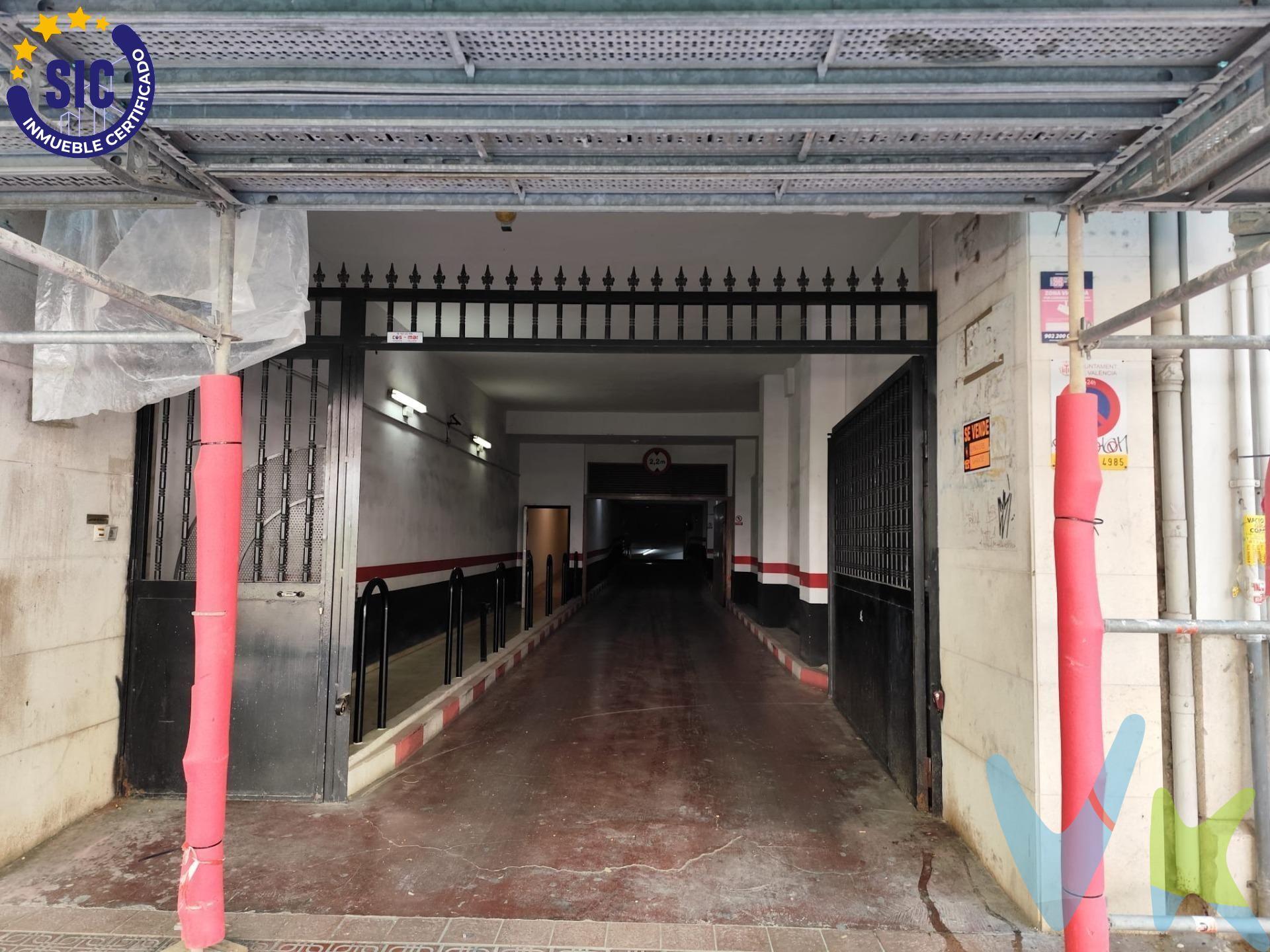 ¿Buscas la comodidad definitiva en el corazón de L'Eixample? Presentamos esta excelente plaza de aparcamiento situada en un edificio de categoría, con acceso inmejorable y ubicación estratégica entre la Gran Vía Marqués del Turia y la calle Conde Altea. Especificaciones Técnicas. La plaza está ubicada en la Planta -2, ofreciendo un entorno más privado y protegido:. Dimensiones: $4,30 \text{ m}$ de largo x $2,30 \text{ m}$ de ancho. Capacidad: Ideal para coche mediano (tipo compacto, SUV pequeño o berlina media). Maniobrabilidad: Acceso cómodo mediante rampas anchas y pasillos con buen radio de giro. Seguridad y Confort. Vigilancia: El parking dispone de personal de seguridad y cámaras de videovigilancia. Accesos: Doble entrada/salida peatonal y para vehículos por puntos clave del centro. Entorno: Instalaciones cuidadas, con iluminación LED y mantenimiento constante. Ubicación Imbatible. En una zona donde el aparcamiento es extremadamente escaso, esta plaza es la solución perfecta tanto para residentes que buscan proteger. su coche del sol y el vandalismo, como para profesionales que trabajan en la zona y quieren optimizar su tiempo cada mañana. Nota del experto: Las dimensiones de $2,30 \text{ m}$ de ancho son el estándar ideal para un coche mediano, permitiendo abrir las puertas con comodidad sin invadir el espacio del vecino. Inversión segura en una de las zonas con más solera de Valencia. Llama hoy mismo para concertar una visita. Posibilidad de probar la plaza con tu vehículo sin compromiso. VENTA:. PVP 42.000€. Gastos e impuestos no incluidos en el precio. La compra conlleva impuestos y gastos de formalización para el comprador. A título orientativo se informa que en segundas transmisiones el ITP con carácter general en Valencia es del 9%, pudiendo existir otros tipos impositivos atendiendo a las circunstancias personales del comprador u otras circunstancias previstas legalmente. Base imponible del impuesto el mayor valor entre el precio de compraventa, la tasación o el valor de referencia catastral. En cuanto a los gastos de notaría y registro, en su caso, suelen oscilar aprox. entre 1,5% y 2,5% (aranceles variables según precio, n.º de copias y complejidad). El comprador elige notario. Si el comprador precisase de hipoteca: tasación, condiciones y costes bancarios serán según entidad elegida por el comprador, así como los gastos de gestoría, y cualesquiera otros gastos inherentes a la formalización de la compraventa que legalmente correspondan a la parte compradora, salvo pacto expreso en contrario con el vendedor. El consumidor tiene, conforme a la normativa vigente, a su disposición información y documentación adicional relativa al inmueble y condiciones de la compraventa, que podrá ser consultada en C/Joaquín Costa 4, bajo 46005 Valencia o urbe2@remax.es. Honorarios de mediación inmobiliaria a cargo del COMPRADOR: (3.000€ del precio final de venta más IVA (21%), salvo otro pacto.); y de VENDEDOR (según acuerdo con el mismo). Se informa al consumidor que la agencia actúa como intermediaria inmobiliaria en la operación, estando cualquier eventual compraventa y sus condiciones sujeta a la aceptación expresa del propietario-vendedor y a la posterior formalización del correspondiente contrato.
