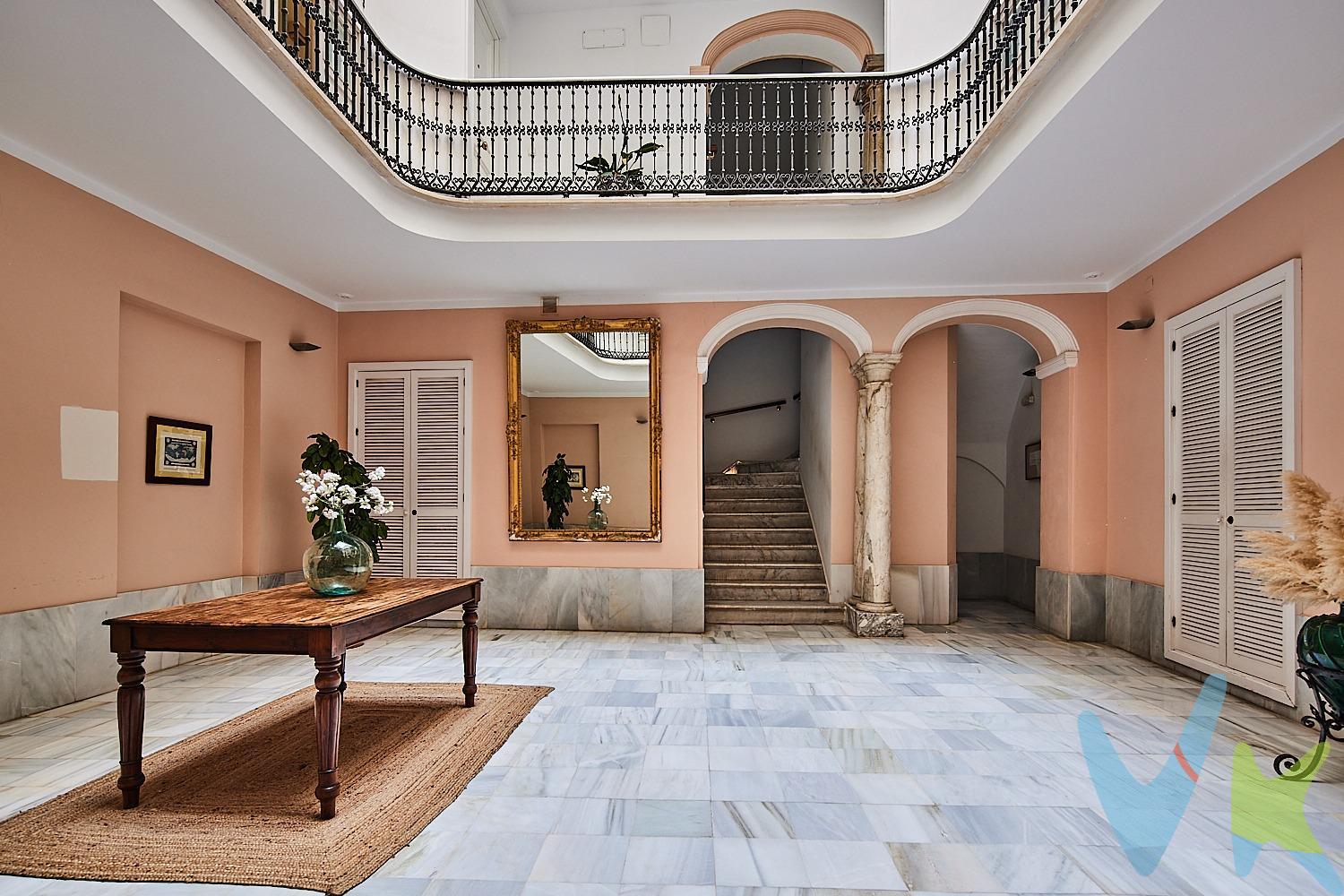 . Espectacular piso en finca señorial rehabilitada en pleno centro histórico de Cádiz. Te presentamos esta magnífica vivienda ubicada en una imponente finca señorial del centro de Cádiz, totalmente rehabilitada, que conserva la esencia y el carácter único de las fincas tradicionales gaditanas. El edificio cuenta con un elegante hall de entrada que anticipa la distinción del inmueble y dispone de ascensor para mayor comodidad. El piso, de aproximadamente 130 m², se distribuye en torno a una maravillosa galería central que inunda de luz todas las estancias. Consta de 3 amplios dormitorios, dos de ellos equipados con armarios empotrados, 2 baños completos, una cocina independiente amueblada y un impresionante salón exterior con balcones a la calle, perfecto para disfrutar del ambiente del centro. Destacan los techos altos, los detalles arquitectónicos que mantienen el encanto de la finca original y la amplitud de todos sus espacios, creando un hogar elegante y funcional. Su ubicación es inmejorable, en plena Calle Ancha, uno de los ejes comerciales y turísticos más emblemáticos del centro histórico de Cádiz, rodeada de tiendas, restaurantes, supermercados, universidades y museos. Además, a tan solo 12 minutos a pie se encuentra la emblemática Playa de La Caleta, ideal para disfrutar del mar y los inolvidables atardeceres gaditanos. Una vivienda exclusiva, con solera y todo el sabor del Cádiz señorial, perfecta para quienes buscan calidad de vida en un entorno único. ¡No pierdas la oportunidad de visitarla!. * Gastos, Impuestos y Honorarios de la Agencia no Incluidos.  .  *Si estás interesado en esta vivienda pero tienes que vender, contacta con nosotros, te ayudamos a encontrar comprador para tu vivienda