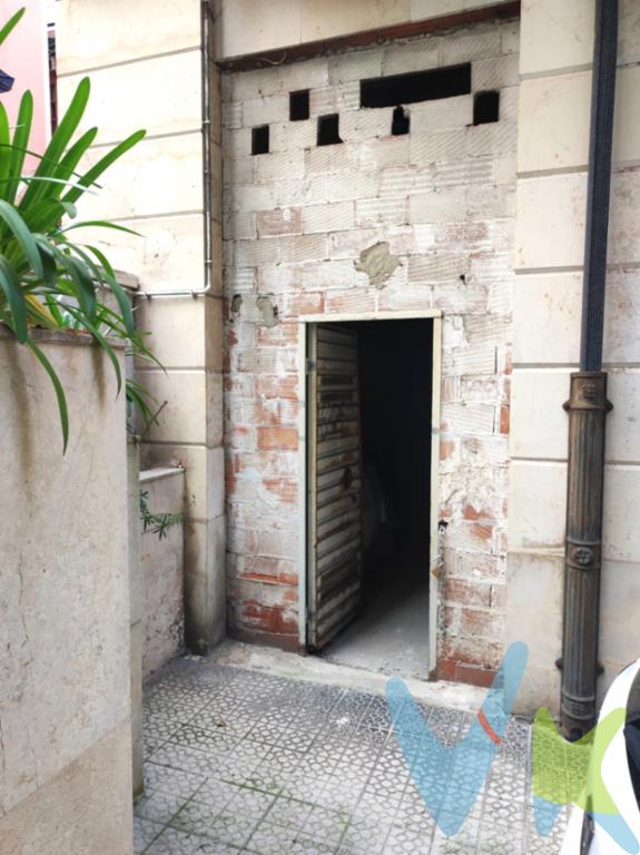 En calle Elcano, Magallanes, junto plaza de Numancia, biblioteca Menedez Pelayo, Calle San Luis y Calle Burgos, se vende local a pie de calle de 28 m2 con altura de 3,86 metros, entrada-frente de 1,64 de ancho por 3,38 de alto, el local esta de obra, con toma de agua, luz y desagüe instalado. Se le puede dar muchas utilidades aprovechando su ubicación discreta, cómoda y céntrica, como por ejemplo: almacén, ocio-reuniones, estudio, ensayo para musicos y cantantes, trastero, etc.etc., Aproveche esta ocasión que le ofrecemos, llámenos