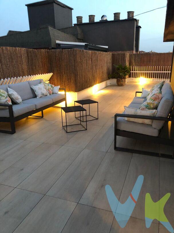 Magnífico Ático en San Juan, Pamplona - Iruña
Tipo de propiedad: PisoSubtipo de propiedad: ÁticoSuperficie: 70 m² útiles / 100 m² construidosHabitaciones: 3Conservación: Reforma integral
Descripción
Este espectacular ático en San Juan, uno de los barrios más tradicionales y demandados de Pamplona, ha sido reformado integralmente para ofrecer un espacio moderno y confortable, ideal para familias o profesionales que buscan calidad y ubicación.
Cocina
Totalmente montada con muebles lacados de diseño contemporáneo, incluye electrodomésticos integrados que optimizan el espacio. La encimera está elaborada en Silestone, un material resistente y elegante, con fregadero de acero inoxidable que combina funcionalidad y estética.
Estructura y Características Técnicas

Estructura del edificio: Hormigón
2 pisos por planta, garantizando privacidad
Agua caliente: Central con contador individual
Calefacción: Central con contador individual
Orientación: Norte, Sur, Este y Oeste, lo que proporciona luz natural durante todo el día y ventilación cruzada.
Cuarto de bicis en el portal.

Ubicación y Entorno
San Juan es un barrio consolidado en Pamplona - Iruña, conocido por ofrecer todos los servicios necesarios para una vida cómoda y activa:

Colegios: Colegio San Cérnin, El Huerto, Público San Juan, Instituto Navarro Villoslada y varias escuelas infantiles cercanas.
Centros de Salud: Centro de Salud San Juan, accesible a pocos minutos a pie.
Zonas Verdes: Parque de la Vuelta del Castillo y parque de la Taconera, ideales para paseos y actividades al aire libre.
Comercios y Restauración: Numerosas tiendas, supermercados, cafeterías y restaurantes con gran oferta gastronómica tradicional y moderna.
Transporte: Excelente conexión mediante líneas de autobús urbano a toda la ciudad y comarca y proximidad a calles principales que facilitan la movilidad en vehículo privado.

Vivir en este ático es disfrutar de un equilibrio perfecto entre tranquilidad, comodidad y una ubicación estratégica en una de las ciudades más agradables del norte de España.
