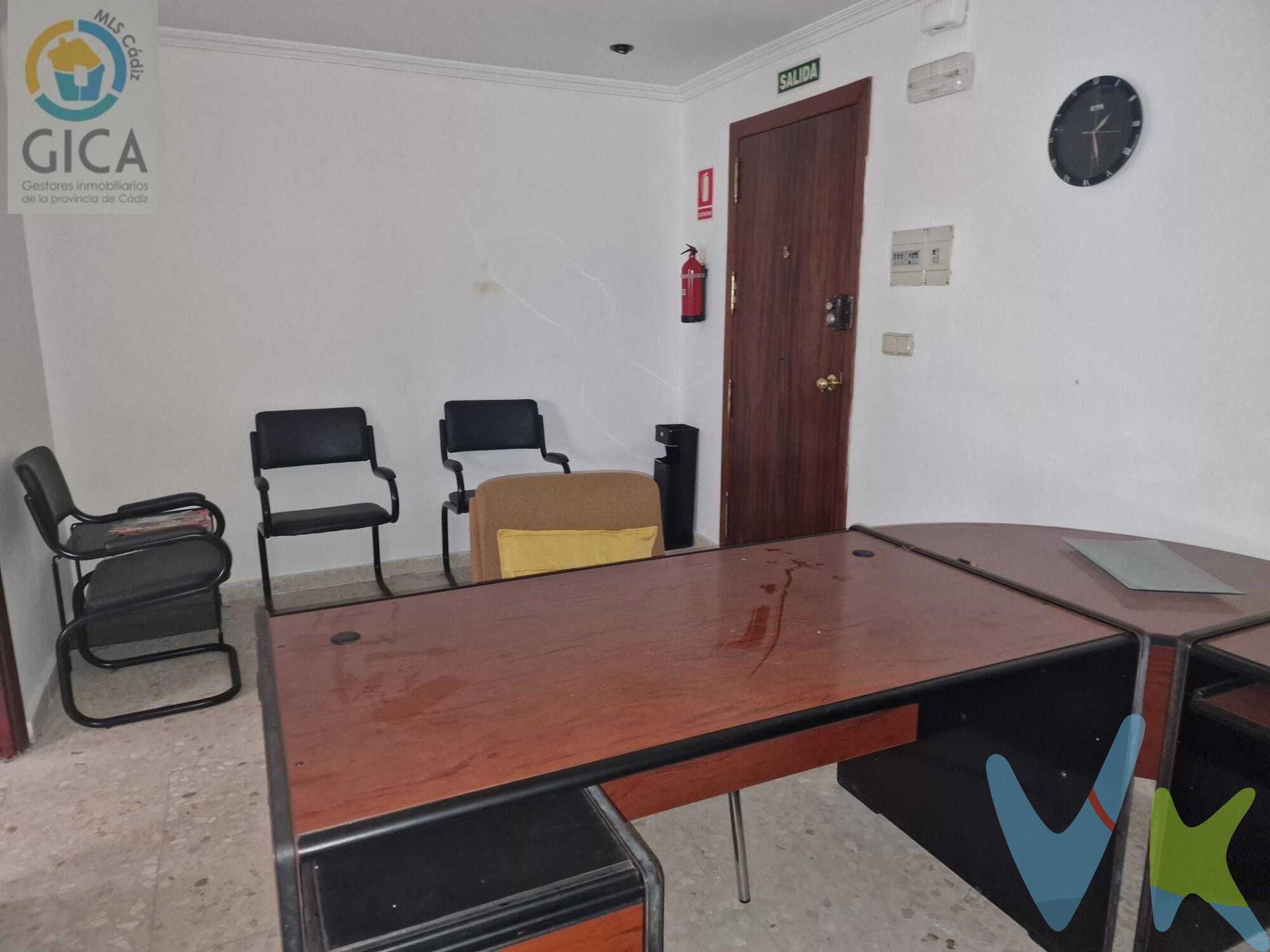 Oficina en el centro de Algeciras en venta. Oficina situada en una entreplanta y con ventanas al exterior,  junto al monumento de la madre. Compuesta de 2 estancias y baño compartido en la misma planta. El piso consta de ascensor. Para el alquiler se solicitará documentación económica acreditativa de solvencia económica. La mensualidad del alquiler es de 250€ +IVA y tiempo mínimo estipulado de seis meses. . --------------------------------------------------. Informamos a nuestros clientes que los gastos de notaría, registro, gestoría, impuestos y los honorarios de la agencia que ascienden a un 3% + IVA con un mínimo de 3.630€ NO están incluidos en el precio. A su vez, disponemos del documento informativo abreviado de la propiedad (según decreto 218/2005, del 11 de octubre) y de seguro de caución, para la protección del dinero entregado como señal para la reserva de una vivienda. Por mandato expreso del propietario, comercializamos este inmueble en exclusiva, lo que le garantiza el acceso a toda la información, a un servicio de calidad, un trato fácil, sencillo y sin interferencias de terceros. Por este motivo, se ruega no molestar al propietario, a los ocupantes de la propiedad o a los vecinos. Muchas gracias por su comprensión.