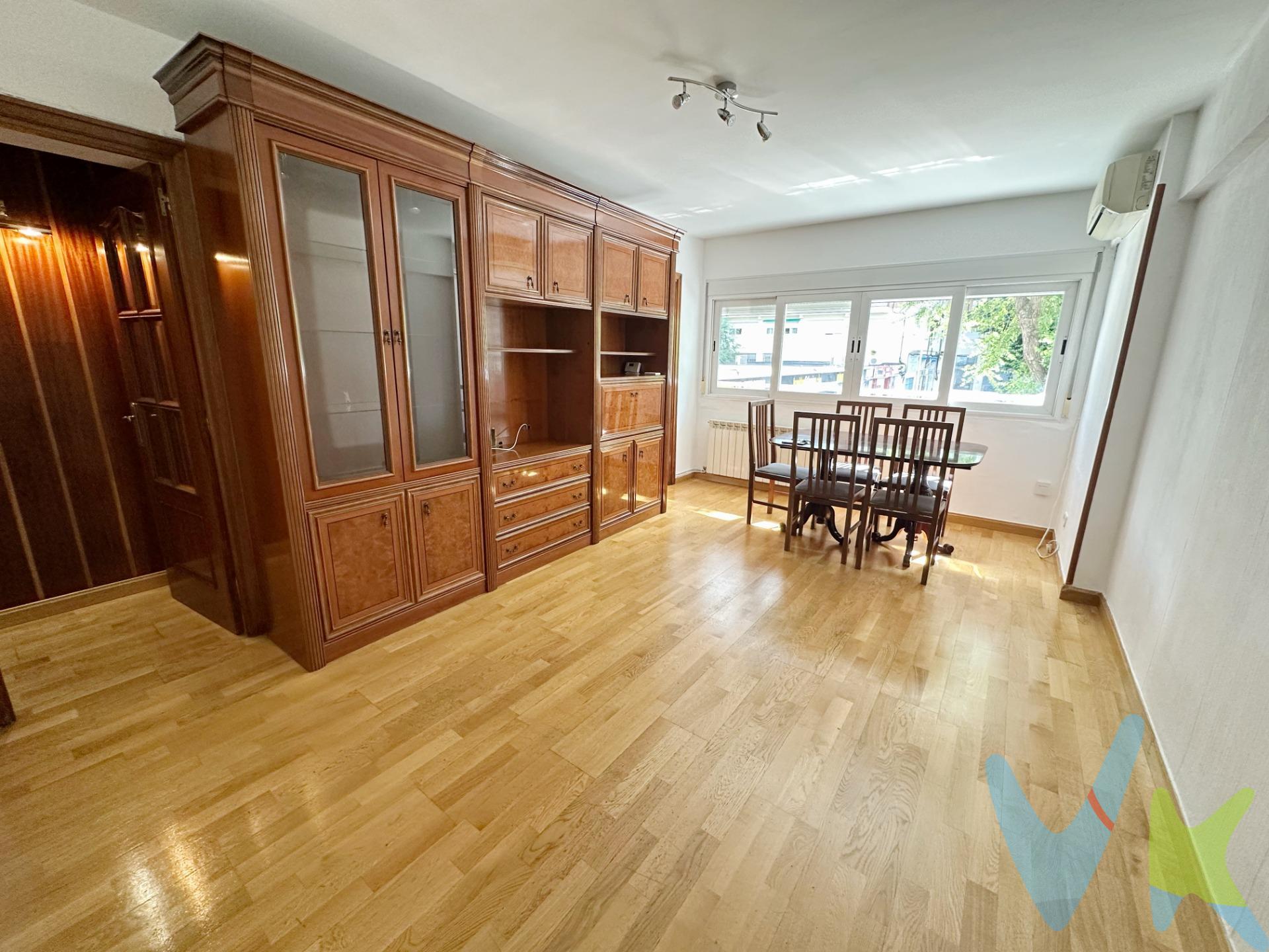 AGENCIA INMOBILIARIA FICASA VENDE.. "OPORTUNIDAD".. Vivienda con excelente rentabilidad para alquiler, lista para entrar a vivir. Situada en Av. Monforte de Lemos metros, Zona comercial con variedad de tiendas, Supermercados, Colegios, Centro comercial "La Vaguada" a 5 minutos. Cercano a M30. Dos líneas de Metro cercano Peñagrande Linea 7 y Linea 9 Barrio del Pilar . Excelente Oportunidad de inversión en uno de los barrios mas rentables de Madrid. Piso de dos dormitorios para entrar a vivir en una segunda planta, con orientación  Noreste. 59 metros, Salón con terraza incorporada cerrada y acristalada con ventanas de doble acristalamiento, recién pintado Baño completo reformado con plato de ducha y mampara, Cocina independiente amueblada y equipada con Electrodomésticos con poco uso. Dos habitaciones, una habitación doble con Amplio armario y una habitación individual amueblada. Vivienda con instalación de Gas Natural para la caldera, cocina y calefacción con radiadores en todas las estancias. Finca con Video portero y conserje, dos ascensores. Portal con acceso para personas con movilidad reducida. Para mas información sobre el inmueble contactar de lunes a viernes , en horario comercial con Natalia Delgado. Comercial Responsable. o al correo natalia@ficasa.es
