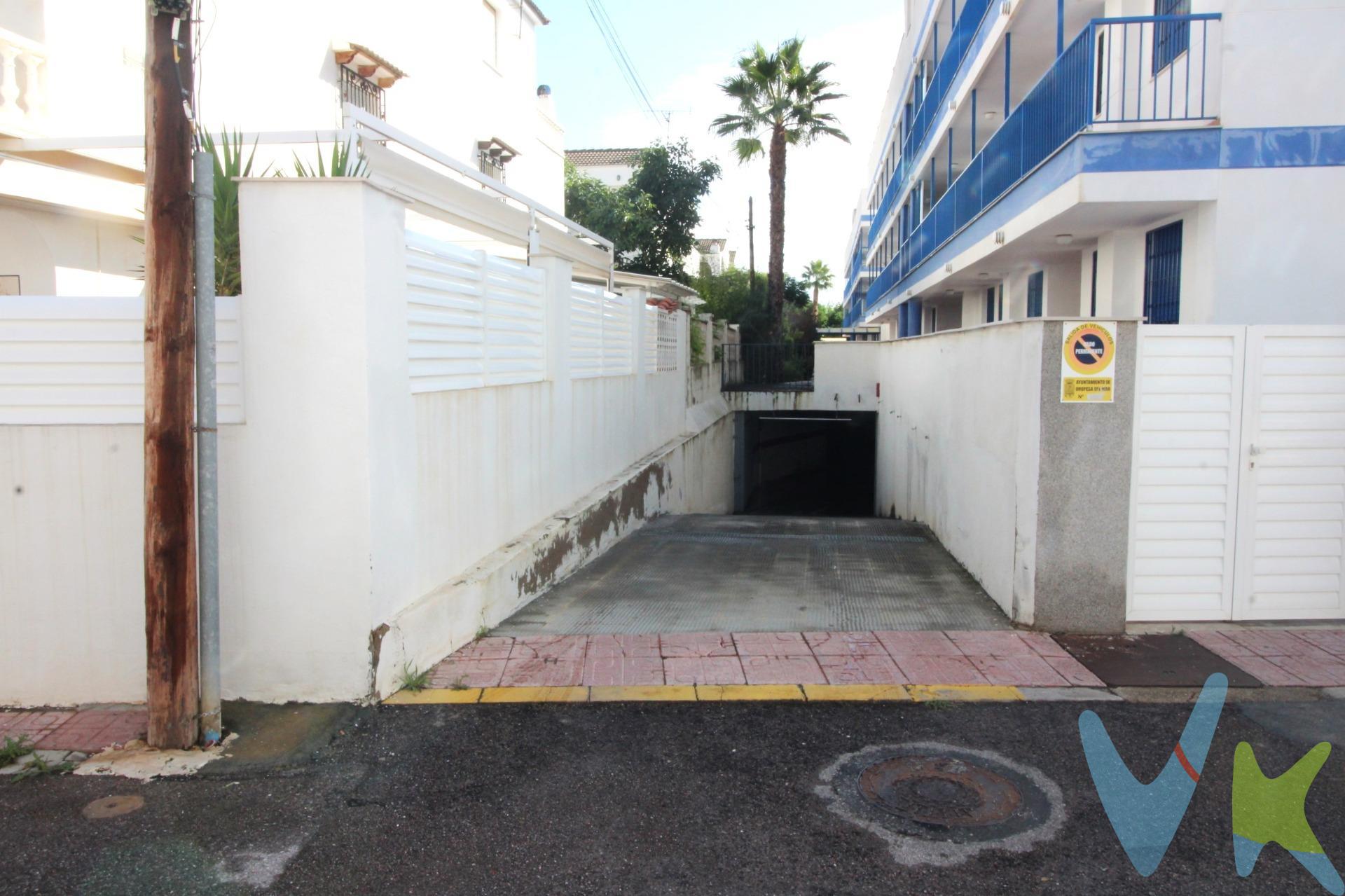 ¿ Cansado de dar vueltas y perder tiempo de tus vacaciones buscando un aparcamiento para tu vehículo ? Tenemos la respuesta a tus problemas! Te presentamos una magnífica plaza de parking en garaje cerrado comunitario, para mantener tu vehículo más protegido. La plaza de garaje es cómoda para maniobrar y de fácil acceso tanto de entrada como de salida. Ocupa una superficie útil de 9,90 metros cuadrados y una dimensión perimetral de 2,20 por 4,50. No dejes escapar esta oportunidad, pide una cita y ven con tu vehículo a probarla. Los metros útiles son aproximados. Este inmueble es en exclusiva, con lo que le facilitamos cualquier información sobre la vivienda. Por este motivo, solicitamos no molesten al propietario, ocupantes de la propiedad, vecinos o conserje de la comunidad. . Muchas gracias por su comprensión. El precio indicado puede sufrir variaciones. En todos los casos los precios expuestos son más impuestos y gastos derivados de la transmisión del inmueble.