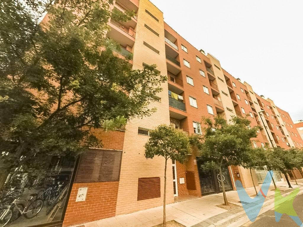 LOCAL COMERCIAL EN RENTABILIDAD EN VALDESPARTERA – 7,37 % BRUTO – ACTUALMENTE ALQUILADO. Precio: 260.000 €. Renta actual: 1.595,79 €/mes. Ingresos por alquiler: 18.360 €/año. Rentabilidad bruta: 7,37 % anual. Excelente oportunidad de inversión en Valdespartera, Zaragoza. Se vende local comercial actualmente arrendado y en funcionamiento, lo que permite al comprador adquirir un inmueble que ya está generando ingresos desde el primer momento. IMPORTANTE: se vende exclusivamente el local comercial. No se vende ni se traspasa el negocio actualmente instalado en él. El inmueble se encuentra en Valdespartera. Según Catastro, cuenta con 224 m² construidos, de los cuales constan 183 m² destinados a comercio, cuatro espacios de almacén de 5 m² cada uno y 21 m² correspondientes a elementos comunes. El edificio data de 2008 y el uso principal del inmueble figura como comercial. Registralmente, el local dispone de 191,33 m² construidos. Además, le corresponde el uso y disfrute exclusivo de una terraza, así como el uso exclusivo de cuatro cuartos comunitarios vinculados como anejos, situados en la planta bajo cubierta.    . Un local completamente acondicionado. Una de las grandes ventajas de esta propiedad es el importante nivel de acondicionamiento del local. El inmueble fue objeto de un proyecto de reforma y adecuación para actividad de cafetería y ocio infantil, disponiendo de la correspondiente licencia urbanística para dicha actividad.    . El proyecto técnico de acondicionamiento contempla una superficie de aproximadamente 167,73 m² útiles y 177,96 m² construidos, distribuidos en diferentes ambientes, entre ellos zona de entrada y recepción, vestíbulo, barra, aula/talleres, vestuario, zona de intercambio, zona de juegos, cafetería, parque infantil y aseos. La distribución proyectada incluía, entre otras superficies, aproximadamente 41,05 m² de cafetería, 39,45 m² de zona de juegos, 32,44 m² de aula/talleres, 10,23 m² de zona de intercambio, 10,90 m² de vestíbulo, 7,36 m² de barra y aseos independientes.     . El proyecto contempla además dos terrazas, con superficies aproximadas de 30,92 m² y 51,40 m², respectivamente. En materia de accesos y seguridad, el proyecto contemplaba tres salidas en caso de incendio: el acceso principal al establecimiento y otras dos salidas hacia las terrazas. El inmueble dispone asimismo de instalación de climatización para calefacción y refrigeración, cuya documentación técnica fue tramitada ante Industria.    . La documentación técnica recoge igualmente instalaciones eléctricas, iluminación, fontanería y saneamiento, protección contra incendios y medidas de accesibilidad. Consta de dos terrazas y cuatro trasteros. . Licencia y capacidad:. Consta licencia urbanística para el desarrollo de actividad de cafetería con ocio infantil.     . En la resolución municipal consta un aforo autorizado de 172 personas y una superficie de 177,96 m² construidos a efectos de dicha licencia.    . Estas características, unidas a la amplitud del inmueble, sus diferentes ambientes, las terrazas y su nivel de acondicionamiento, configuran un activo comercial especialmente interesante. Una inversión que ya genera ingresos. El local se encuentra actualmente arrendado por 1.595,79 € mensuales, lo que supone:. 19.149,48 € de ingresos anuales por alquiler. Sobre un precio de venta de 260.000 €, la operación ofrece una rentabilidad bruta actual aproximada del 7,37 % anual. Esto equivale a un precio aproximado de 1.161 €/m² tomando como referencia los 224 m² construidos que figuran en Catastro, sin asignar valor adicional independiente a las terrazas ni a los espacios vinculados. Se trata, por tanto, de una oportunidad especialmente dirigida a quien busque inversión inmobiliaria con ingresos desde el momento de la adquisición, evitando la necesidad inicial de buscar arrendatario o acondicionar un local vacío.