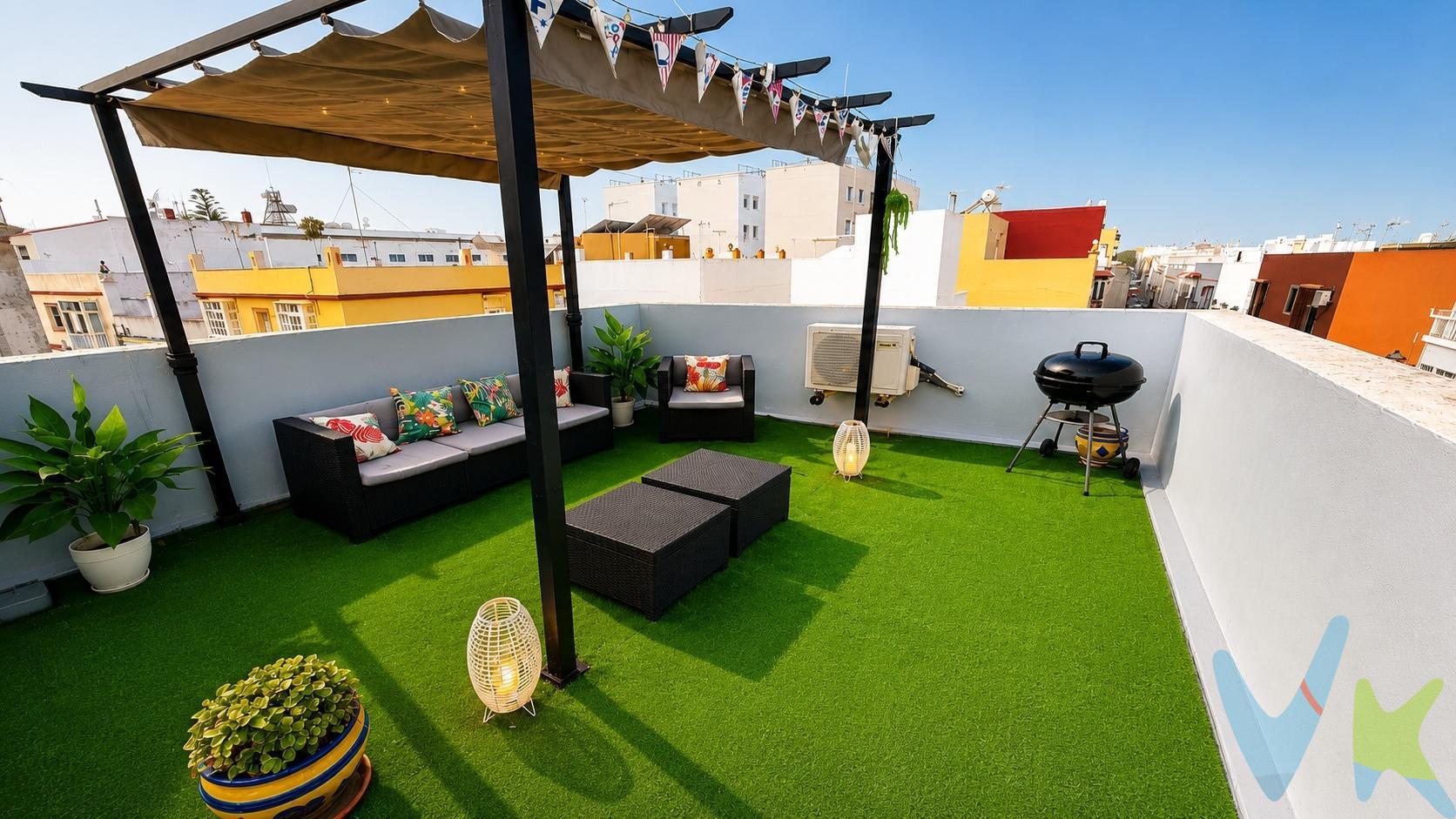 Descubre esta magnífica casa ubicada en el centro de Puerto Real, perfecta para familias que buscan amplitud y comodidad en un entorno privilegiado. La vivienda cuenta con 4 dormitorios, uno de ellos en planta baja con dos vestidores, ideal para crear un espacio privado y funcional. Los otros tres dormitorios se encuentran en la primera planta, ofreciendo luminosidad y tranquilidad. Dispone de 2 baños completos, uno en cada planta, diseñados para satisfacer las necesidades de toda la familia. También tiene una cocina amueblada que junto a su comedor hace la delicia de cualquier familia. . La joya de esta propiedad es su azotea privada: un auténtico oasis en pleno centro con barbacoa, pérgola y zona chill out para disfrutar de inolvidables reuniones al aire libre. Además, en el castillete, encontrarás un práctico lavadero que facilita las tareas domésticas. Además, podemos contar con la posibilidad de tener plaza de aparcamiento en alquiler en la misma calle. . CASA en el CENTRO DE PUERTO REAL con 174 m² construidos (155 m² útiles) que consta de 4 dormitorios, salón, cocina, 2 baños y azotea privada. VEN A VISITARLA!!. En cumplimiento de las obligaciones de información previstas en la Ley 10/2025, de 28 de diciembre, de servicios de atención a la clientela y transparencia, así como en la normativa sectorial vigente, se hace constar que el precio indicado no incluye los gastos e impuestos inherentes a la adquisición, los cuales se desglosan a continuación:. •	Impuesto sobre Transmisiones Patrimoniales (ITP): Se aplicará el tipo impositivo vigente en la Comunidad Autónoma de Andalucía (generalmente el 7% (7% de 339.990 € = 23.799,30 €), sin perjuicio de tipos reducidos del 3,5%, 1,2% o 1% aplicables según las circunstancias personales del comprador o las características del inmueble). El impuesto se devenga sobre el Valor de Referencia de Catastro o el precio de venta, aquel que resulte superior. •	Gastos de Notaría: Los honorarios notariales se calcularán conforme al arancel oficial regulado en el Anexo I, del Real Decreto 1426/1989, de 17 de noviembre, por el que se aprueba el arancel Notarial. (Cálculo aproximado: 1.500 €, de los que la parte vendedora abonará el coste de la Escritura matriz y la parte compradora, las copias). Más información: https://www.boe.es/buscar/act.php?id=BOE-A-1989-28111 . •	Gastos de Registro: La inscripción en el Registro de la Propiedad se facturará según el arancel oficial establecido en el ANEXO I, del Real Decreto 1427/1989, de 17 de noviembre, por el que se aprueba el arancel Notarial. Más información: https://www.boe.es/eli/es/rd/1989/11/17/1427. •	Financiación externa: En el caso de necesitar financiación, habrá que sumar los gastos de la Entidad financiera (Gestoría, tasación, seguros,…) . •	Honorarios Agencia del Vendedor: incluidos en el PVP. •	Honorarios Agencia del comprador: La agencia informa que los honorarios ascenderán a un 4% + IVA, sobre el valor de compra. Para una información exhaustiva sobre el funcionamiento, tipos impositivos y bonificaciones del ITP en Andalucía, puede consultar el portal oficial de la Agencia Tributaria de la Junta de Andalucía en el siguiente enlace:. https://www.juntadeandalucia.es/organismos/economiahaciendayfondoseuropeos/areas/tributos-juego/tributos/paginas/impuestos-cedidos-transmisiones.html; . La agencia dispone de documentación e información adicional relativa al inmueble, que podrá ser solicitada por el consumidor. A su vez, disponemos del Documento Informativo Abreviado de la propiedad (Según Decreto 218/2005, del 11 de Octubre) y de Seguro de Caución, para la protección del dinero entregado como señal para la Reserva de una vivienda. La agencia efectúa una labor de intermediación, por lo que las condiciones finales de la compraventa quedas sujetas a la aceptación expresa de la parte vendedora y a la ulterior formalización del contrato. 