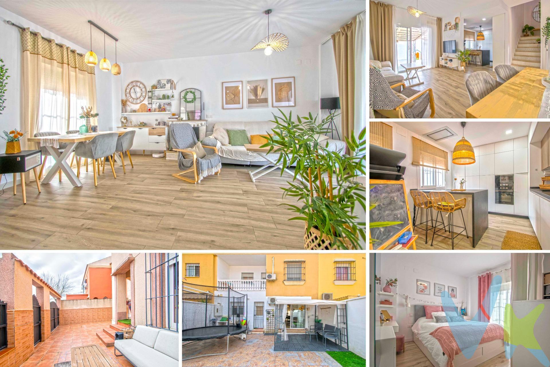 Amplia vivienda adosada en Bormujos, exterior y muy luminosa, con excelentes calidades!!!. La vivienda dispone de 139m2 construidos distribuidos en dos plantas. Un amplio patio delantero nos abre paso, con zona de terraza y amplio espacio para aparcar su vehículo. En planta baja tenemos un gran salón comedor con chimenea, muy acogedor y confortable, con acceso a gran patio trasero perfecto para disfrutar de estupendas comidas al aire libre con amplio trastero. La cocina está abierta al salón y se encuentra amueblada, de elegante diseño. En esta misma planta tenemos un dormitorio y un bonito aseo a diferente nivel. La primera planta se distribuye en tres amplios dormitorios, el principal con zona vestidor y uno de ellos con amplia terraza, el baño es exterior y completo, con bañera. Las ventanas son de climalit de aluminio lacado en blanco, las puertas de madera también lacada en blanco y el suelo porcelánico y de parquet. Dispone de aire acondicionado mediante splits independientes. Vivienda muy bien situada, junto Polideportivo Municipal, cerca del Parque de La Florida y con todo tipo de servicios  a su alcance, comercios, colegios, zonas infantiles... No dude en solicitar visita!!!. Informamos a nuestros clientes compradores que el precio de venta no incluye lo siguiente: Honorarios de la agencia inmobiliaria, Impuestos (I.T.P., I.V.A. o A.J.D., en su caso) ni otros gastos de la compraventa (gastos de Registro de la Propiedad, Notaría, Gestoría ni de posible Financiación). Documento D.I.A. a disposición del consumidor según Decreto 218/2005 Junta de Andalucía.