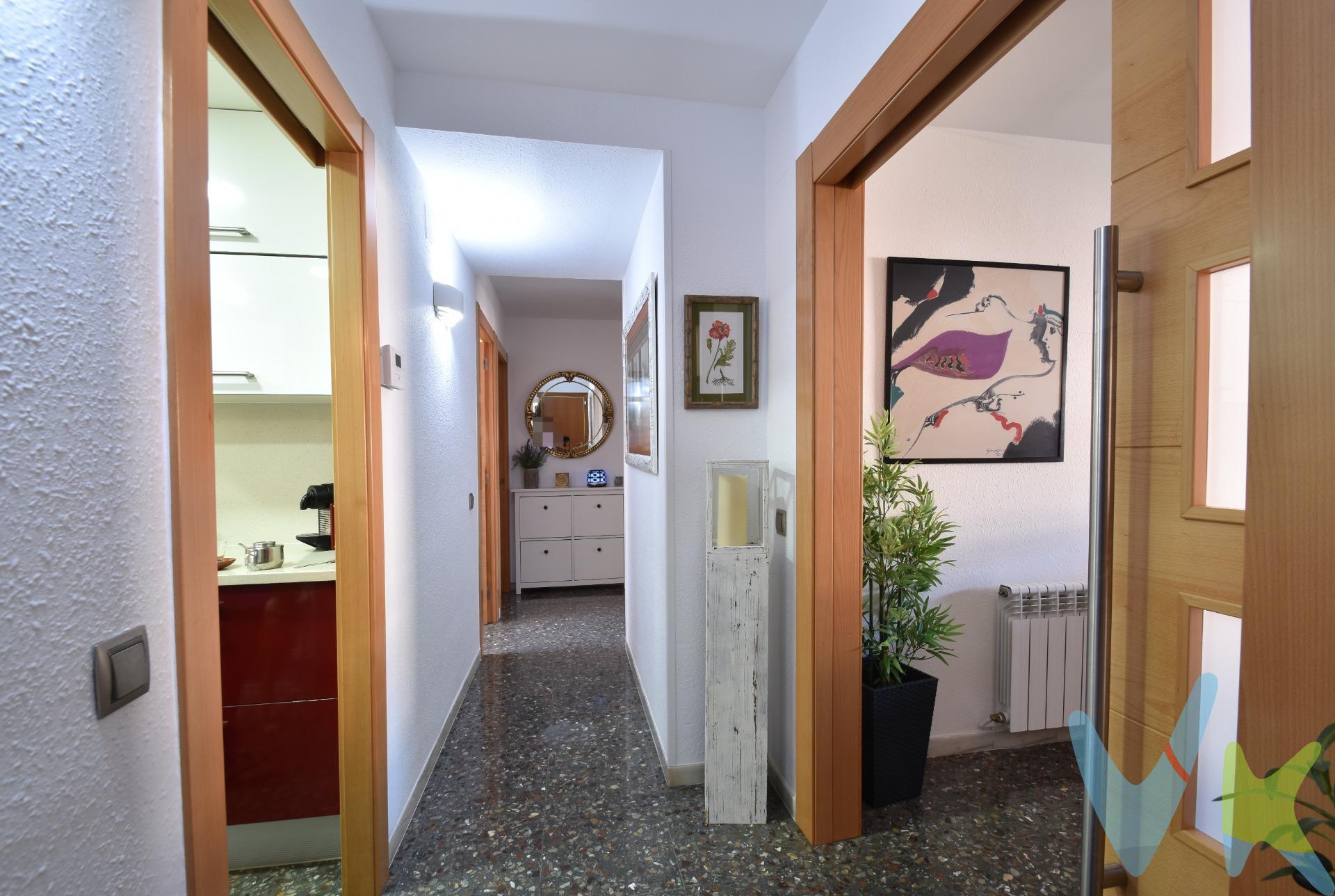 Llegar a casa después de un largo día de trabajo y cargado con paquetes ya no será una carga, en este edificio aparcarás el coche en el párking, cogerás el ascensor y en dos minutos, cómodamente, estarás en la tercera planta. ¡¡Tu nuevo piso te espera!!. Al cruzar la puerta, te descalzarás y te darás cuenta de la magnífica compra que acabas de realizar, la comodidad y el confort que te rodearán en este impecable hogar no tiene precio. Te recibe la calidez de un gran salón con balcón y vistas a una gran plaza, bañado por la luz natural, un lugar perfecto para compartir cenas, risas y momentos inolvidables con los tuyos. En verano, el aire acondicionado refrescará el ambiente; en invierno, la calefacción de gas natural lo hará más cálido. Trastear en la cocina, reformada, moderna, funcional y con techo de aluminio será un placer. Lavadero anexo. La zona de noche con cuatro dormitorios, garantizará el descanso que necesitas y los dos baños completos con plato de ducha, seguro que te ayudarán a hacer tu vida más fácil. Como plus, el trastero situado en el parking, será un espacio perfecto para el almacenamiento. ¡Te acompañaremos a visitar el piso y abrir el primer capítulo de tu nueva vida!! Llámanos rápido!!. El precio no incluye impuestos (ITP, IVA y AJD), ni los gastos de notario ni los de registro.