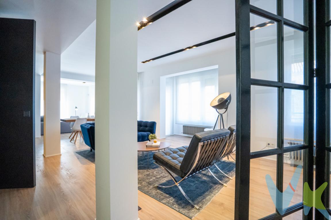 Exclusiva vivienda situada en la zona peatonal de Logroño. con garaje.Presentamos una oportunidad única para adquirir un excelente piso en el corazón de Logroño,  que reúne todas las comodidades para una vida confortable y de calidad. Se trata de una propiedad en venta que destaca por su ubicación privilegiada. Al estar ubicado en la planta 4 del edificio, garantiza vistas despejadas y una iluminación natural excepcional, favorecida por su diseño moderno . Un elemento a destacar es su accesibilidad, ya que el edificio está equipado con ascensor. La comodidad es una prioridad en esta propiedad.Se incluye una amplia plaza de garaje en la oferta, una característica invaluable en la zona Centro, donde el estacionamiento puede convertirse en un desafío. No tendrá que preocuparse por buscar aparcamiento, ya que su vehículo siempre estará seguro y al alcance de la mano.Este piso ofrece una configuración de 1 habitación que, gracias a su amplitud, permite transformaciones y configuraciones múltiples. Ideal para aquellos que buscan una vivienda acogedora o para quienes desean invertir en un espacio . Cada rincón del inmueble ha sido diseñado para aprovechar la luz natural, creando un ambiente cálido y acogedor desde el primer momento.El entorno es otro de los grandes atractivos de esta propiedad. Ubicado en el centro de Logroño, dispone de múltiples conexiones mediante transporte público, con paradas de autobuses en las cercanías que le permitirán desplazarse por la ciudad con facilidad. Esto convierte su ubicación en un auténtico privilegio para aquellos que valoran la vida urbana y desean tener todos los servicios al alcance de su mano.En resumen, este es un piso que combina comodidad, funcionalidad y una ubicación excelente, siendo una de las mejores opciones disponibles en el mercado inmobiliario de Logroño. No pierda la oportunidad de hacerlo suyo. Le esperamos para mostrarle todos los secretos de esta increíble propiedad.