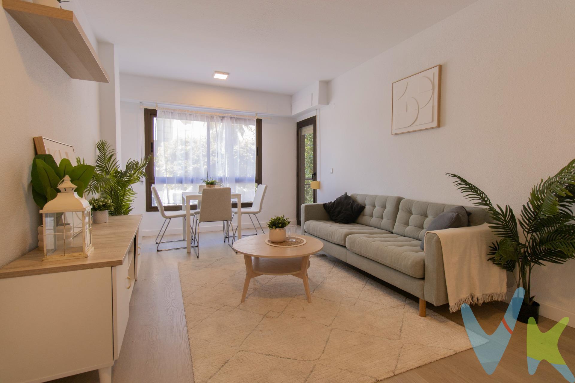 Descubre este magnífico piso ubicado en la vibrante zona de Russafa, uno de los barrios más emblemáticos y solicitados de Valencia. Con una superficie total construida de 114 m² y útil de 110 m², esta propiedad se presenta en buen estado para ofrecerte comodidad desde el primer momento. . El inmueble cuenta con cuatro habitaciones: una habitación doble perfecta para descansar cómodamente y tres sencillas bastantes grandes también que pueden adaptarse a tus necesidades personales o familiares. Además, dispone de dos baños bien distribuidos que aseguran privacidad e independencia al hogar. Destaca su luminosidad gracias a amplios ventanales que permiten disfrutar del sol durante todo el día. La cocina es funcional y ofrece suficiente espacio tanto para cocinar como para compartir momentos agradables con amigos o familia. . Incluye plaza de garaje dentro del mismo edificio, lo cual es un gran valor añadido considerando las características urbanas del área donde se encuentra; tendrás acceso fácil sin complicaciones por encontrar estacionamiento. No pierdas la oportunidad única sobre adquirir este espléndido piso situado cerca no solo de tiendas locales sino también restaurantes culturales que hacen vivir cada día como si fuera especial. Cuenta además con buena comunicación mediante transporte público hacia otros puntos importantes. El precio ofertado no incluye los gastos de la compraventa, impuestos, ni honorarios de la agencia inmobiliaria. Este texto tiene carácter publicitario y la información contenida puede estar sujeta a cambios. El texto puede contener errores. ¡Llámanos y solicita tu visita sin compromiso!