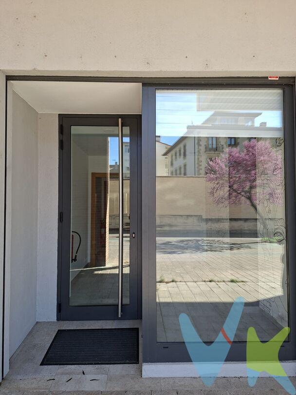 Se vende acogedor local comercial de 22 m² en Huarte, totalmente reformado y listo para entrar.
El local cuenta con un escaparate de aproximadamente 2 metros, ideal para dar visibilidad a cualquier actividad comercial o profesional. Dispone de persiana eléctrica y acceso al local sin barreras arquitectónicas, facilitando la entrada a todo tipo de clientes.
En el interior se ha optimizado al máximo el espacio gracias a sus puertas correderas, aportando comodidad y funcionalidad.
Local reformado con instalación eléctrica y fontanería completamente actualizadas, preparado para iniciar actividad sin necesidad de obras..
Además, dispone de un baño privado, con posibilidad de ducha. 
Un espacio versátil, perfecto para pequeño comercio, oficina, estudio profesional, consulta, almacén urbano o inversión.
INFORMACIÓN LEGAL
▪ Información meramente orientativa, sin carácter contractual.
▪ Superficies y características aproximadas, con finalidad descriptiva.
▪ En el precio de venta están incluidos los honorarios de la agencia inmobiliaria, que serán asumidos por la parte vendedora.
▪ El precio indicado no incluye los gastos e impuestos derivados de la compraventa a cargo del comprador (Notaría, Registro de la Propiedad, I.T.P., A.J.D. o I.V.A., según corresponda), ni otros posibles gastos asociados.
▪ El inmueble se transmite sin mobiliario ni otros enseres, salvo que se indique expresamente lo contrario.
 
A modo orientativo en Navarra:
▪ Notaría y Registro: 1%–1,5%.
▪ ITP: tipo general 6% (con posibles bonificaciones).
▪ AJD: aprox. 0,5%–1%.
