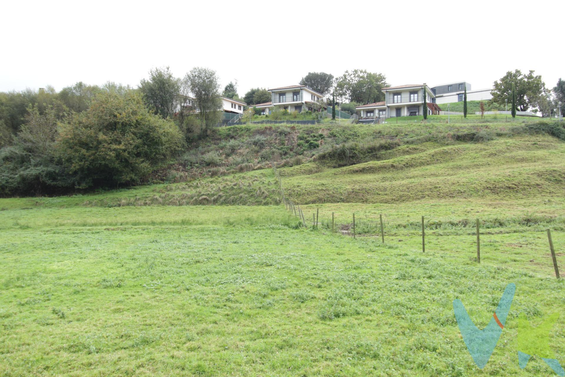 En un bonito paraje en Oruña de Piélagos, presentamos este terreno urbano de 1681 m. ideal para construir vivienda unifamiliar. Excelente ubicación, a tan sólo 15 minutos de Santander y Torrelavega gracias al fácil y rápido acceso a la autovía y a escasos 5 km de la Playa de Usil en Mogro y del campo de Golf Abra de Pas. Situación elevada desde donde disfrutar de bellas y despejadas vistas. Entorno urbanizado, alumbrado, luz y agua a pie de finca y con vecindario ya consolidado. La oportunidad que estaba esperando. Llámenos para más información. TRANSPARENCIA GESTIÓN INMOBILIARIA:. Sujeto a decisión última del cliente propietario. Al precio se añadirán Impuestos, aranceles de Notaría y registro según legislación en vigor. Consultar resto de condiciones. 