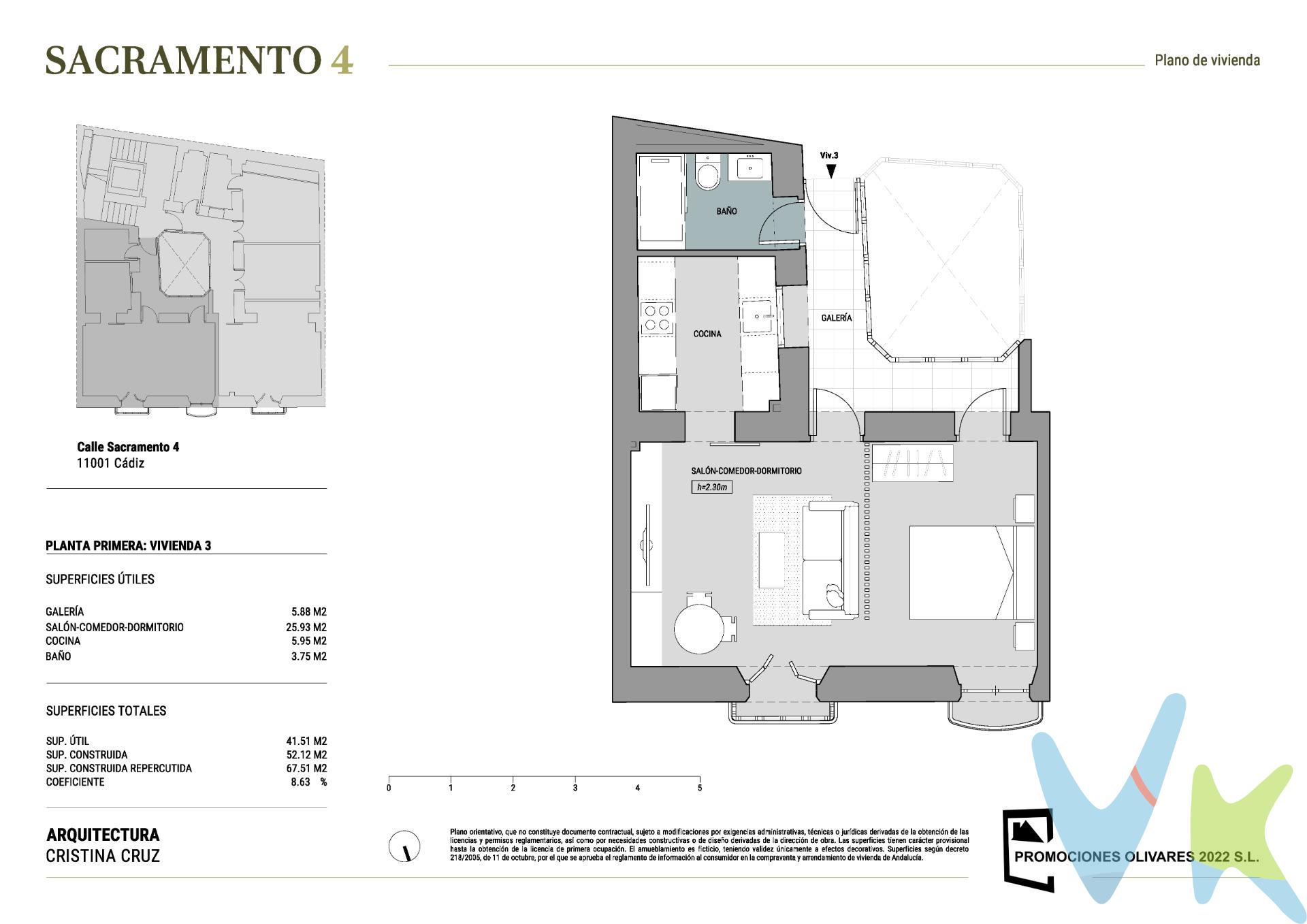 Sumérjase en la esencia de la vida gaditana con Sacramento 4, una promoción que redefine la exclusividad en el centro histórico de Cádiz. A escasos metros de la vibrante Plaza Candelaria, este proyecto le ofrece la oportunidad única de vivir en un enclave privilegiado, rodeado de la vida que ansía: comercios locales, cafeterías con encanto, restaurantes exquisitos, supermercados, farmacias y todos los servicios de proximidad. Imagine paseos entre calles centenarias, con la majestuosa Catedral, el bullicioso Mercado Central y la pintoresca Plaza de las Flores a pocos minutos a pie, y la icónica playa de La Caleta a un agradable paseo. Esta promoción se compone de 9 exclusivas viviendas, todas exteriores, diseñadas para maximizar la luz natural y el confort. Dos de estas viviendas residenciales ofrecen un valor añadido inigualable: una terraza privativa en azotea, un espacio íntimo donde el sol de Cádiz será su compañero constante. El edificio, de un marcado carácter histórico, ha sido objeto de una rehabilitación integral, donde se ha respetado escrupulosamente su esencia original, fusionándola con acabados modernos y de alta calidad. Las viviendas se entregan bajo un concepto “llave en mano”, totalmente terminadas y listas para entrar a vivir, garantizando desde el primer día un confort excepcional, estilo y practicidad. Detalles de Calidad y Confort que Marcan la Diferencia:. • Cocina: Amueblada y equipada para su comodidad. • Baños: Completos, con mobiliario suspendido, plato de ducha y grifería monomando cromada. • Climatización Eficiente: Sistema multisplit de la prestigiosa marca Hitachi (frío/calor) mediante bomba de calor en dormitorios y salón. • Luz y Ventilación Natural: Un diseño pensado para aprovechar al máximo la ventilación y luminosidad de cada espacio. • Carpintería Exterior: Fabricada en madera de pino lacado blanco con perfil europeo, dotada de doble vidrio tipo Climalit, que asegura un aislamiento térmico y acústico superior, garantizando un oasis de tranquilidad en su hogar. • Suelos Distinguidos: Elegante gres porcelánico de gran formato en tonos gris cementoso en el interior de las viviendas, con aislamiento acústico anti-impacto para una mayor tranquilidad. En la galería, un cautivador gres porcelánico imitación hidráulico. • Seguridad y Estilo Interior: Puerta de entrada blindada con cerradura de seguridad y puertas de paso interiores lacadas en blanco con cuarterones y herrajes mate. Espacios Comunes que Inspiran:. El edificio cuenta con un ascensor accesible que llega a todas las plantas, incluida la espectacular azotea comunitaria. Las zonas comunes, cuidadosamente diseñadas, presentan un elegante pavimento de mármol en damero en planta baja y gres porcelánico de primera calidad en escaleras y el resto de plantas. La iluminación LED con sensores de movimiento añade un toque de seguridad y eficiencia energética, mientras que el imponente portón de entrada de madera de Iroko le da la bienvenida a su exclusivo hogar. Un hogar con historia, carácter y todas las comodidades modernas, en una de las ubicaciones más codiciadas de Cádiz. ¡No pierda la oportunidad de vivir la vida que siempre soñó en Sacramento 4!. ¡Contáctenos hoy mismo para obtener más detalles sobre esta exclusiva promoción y concertar una visita!. * Impuestos, honorarios y gastos de compraventa no incluidos en el precio. Solicite información sin compromiso.