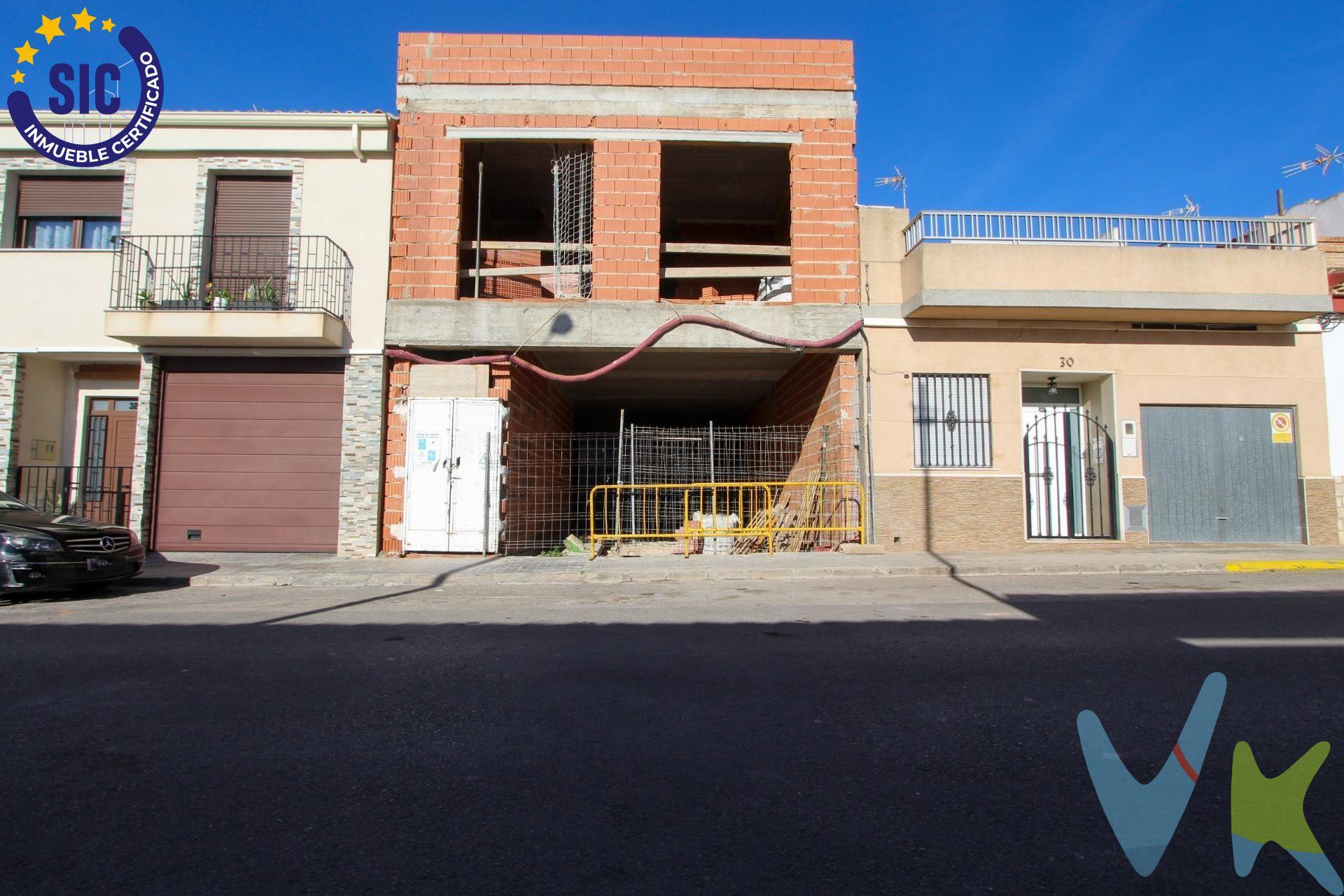 Piso con terraza y personalización de acabados. Presentamos esta magnífica oportunidad de adquirir un piso a estrenar en Moncada (Valencia), ubicado en una primera planta sin ascensor. La vivienda cuenta con una superficie construida de aproximadamente 99,80 m² y se distribuye en 3 habitaciones,. un amplio salón-comedor, cocina y 2 baños completos. Uno de sus grandes atractivos es su terraza privada de 11,5 m², perfecta para disfrutar del aire libre, organizar reuniones o simplemente relajarse en casa. La finalización del piso está prevista para diciembre de 2025, lo que te brinda una excelente oportunidad de planificar tu compra con tiempo y, además, elegir las calidades de los acabados según tus gustos y preferencias. ¡Haz de este piso tu hogar ideal desde el primer momento!. Ubicado en una zona tranquila y bien comunicada, cerca de todos los servicios esenciales y a tan solo unos minutos de Valencia capital. Piso en Moncada – 1ª planta sin ascensor. ● Superficie construida aproximada: 99,80 m². ● 3 habitaciones. ● 2 baños. ● Cocina incorporada al salón comedor. ● Aire acondicionado frío /calor por conductos. ● Terraza privada: 11,5 m². ● Obra finaliza en: Diciembre 2025. ● Posibilidad de elegir calidades de acabados. ● Vivienda luminosa, moderna y personalizable. ● Excelente ubicación, cerca de servicios y a minutos de Valencia. Ideal para vivir o invertir. Vivienda moderna, cómoda y con posibilidad de personalización. No dejes pasar esta oportunidad única. La descripción del presente inmueble e imágenes tienen mero carácter informativo y en ningún caso carácter contractual, pudiendo ser modificados por la inmobiliaria comercializadora sin que ello implique responsabilidad alguna frente a terceros. En el precio de venta a público, esta propiedad NO incluye los gastos de adquisición (Notario, registro, gestión, honorarios, etc…).