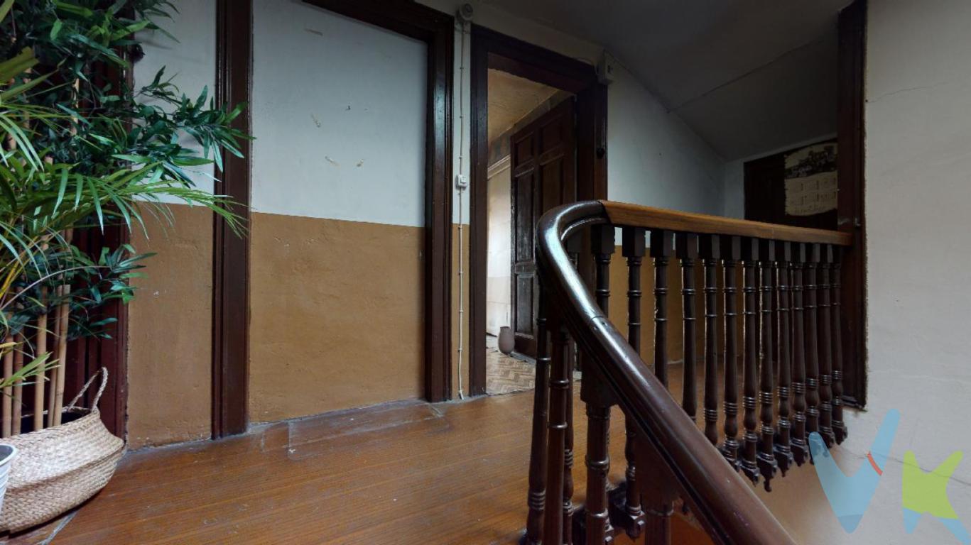 Inversión inmobiliaria
En una tranquila y familiar calle del centro de Pola de Laviana tenemos a la venta una casa de tres plantas con ese sabor a casa de antes, de anchos muros, llena de detalles que marcan una época y construida para perdurar en el tiempo
La planta baja y la primera planta fueron apartamentos independientes, por lo que en ambas encontramos cocina y espacios dedicados a salones y cuartos de estar:

 	La planta baja se distribuye en una habitación, salón, cocina, baño completo, despensa y una gran espacio diáfano a modo en la actualidad de trastero
 	La primera planta consta de cocina-comedor, salón con chimenea, tres habitaciones y baño completo.
 	La planta bajo cubierta esta distribuida en cinco huecos que en su día estuvieron en uso como dormitorios y salas de estar.
 	El garaje es independiente con espacio para dos coches y tiene la posibilidad de crear un acceso interior desde la vivienda.

Esta casa es ideal para aquellas familias que quieren vivir de manera independiente sin renunciar a la cercanía de todos los servicios que Pola de Laviana ofrece: colegios, comercios, sanidad, servicios públicos, transporte...Si eres inversor o promotor, este edificio te ofrece la posibilidad de tener tres viviendas independientes en una zona privilegiada de la villa, para alquilarlas o comercializarlas.
Vivir en Laviana es vivir en un Concejo que se renueva y avanza, lleno de posibilidades de crecimiento y expansión, con un entorno natural privilegiado, puerta de entrada al turístico Parque Natural de Redes y a sus visitados pueblos en los que la gastronomía son un punto de interés especial.
Pola de Laviana se encuentra a tan solo una media hora de Gijón, de Oviedo, de la costa y de la estación de esquí de San Isidro.
Esta casa en venta en Pola de Laviana, Asturias es una gran oportunidad como inversión patrimonial, tanto para empresas del sector como para particulares, ya que su ubicación privilegiada en una zona tranquila pero céntrica y su localización junto al Parque Natural de Redes y la montaña central, convierten esta propiedad en una inversión con futuro por las interesantes opciones de negocio que te ofrece.
El precio de la propiedad no incluye los gastos de impuesto de transmisiones patrimoniales, notariales ni de registro


