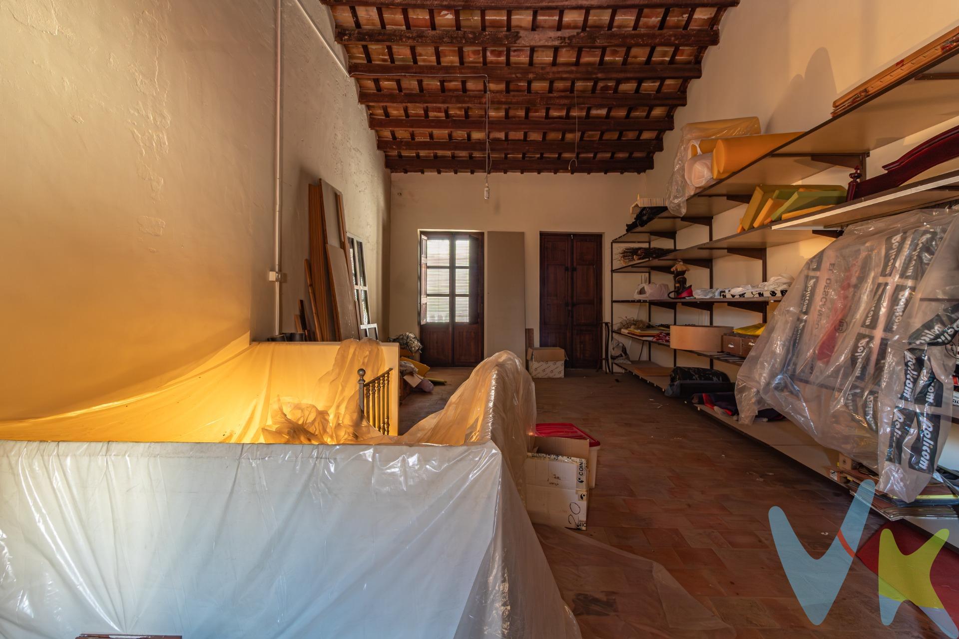 Descubre una propiedad con un enorme potencial en una de las zonas más céntricas y demandadas de La Merced, en Burriana. Con 277 m² construidos y 240 m² útiles, esta vivienda ofrece el espacio y la versatilidad ideales para crear el hogar que siempre has imaginado. La casa se distribuye en tres plantas, brindando múltiples posibilidades de redistribución y diseño para adaptarla a las necesidades de una familia, combinar vivienda y despacho profesional, o desarrollar un proyecto residencial único. Actualmente cuenta con cuatro amplias habitaciones dobles y un baño completo. Aunque precisa reforma , ya que hasta ahora ha estado destinada a uso comercial, esta circunstancia representa una magnífica oportunidad para personalizar cada estancia y revalorizar el inmueble según tus gustos y necesidades. Para ayudarte a visualizar todo su potencial, se han incorporado imágenes virtuales que muestran posibles propuestas de diseño y decoración, permitiéndote imaginar cómo podría transformarse este espacio en una vivienda moderna, cómoda y llena de personalidad. Una oportunidad excepcional para quienes buscan amplitud, ubicación y la posibilidad de crear un hogar completamente a medida en pleno corazón de Burriana.