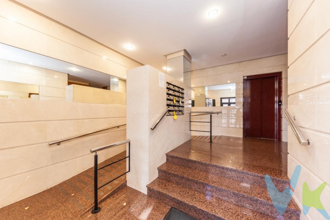 Ponemos a la venta esta vivienda de dos habitaciones, dos baños uno de ello con ventana, salón, cocina con electrométricos, Plaza de garaje y trastero .Vivienda impecable, muy cuidada, es un segundo, una habitación , un baño y la cocina, dan a un patio de manzana grande. En el precio no están incluidos los gastos de Notaria  y Registro de la Propiedad, ni los los impuestos de Transmisiones Patrimoniales. 