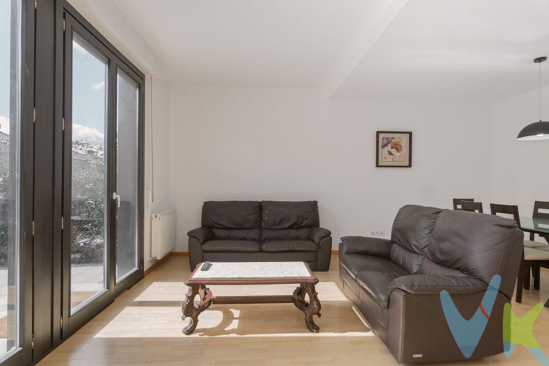 Descubre esta magnífica vivienda adosada construida en 2008 situada en el encantador municipio de Yesa (Navarra), un entorno natural privilegiado que combina tranquilidad, calidad de vida y excelentes conexiones.
La vivienda destaca por su excelente orientación y gran luminosidad por sus grandes ventanales, ofreciendo espacios acogedores y funcionales. En la planta principal encontramos un amplio salón con acceso directo al jardín, ideal para disfrutar del exterior y de momentos de relax. La cocina se encuentra en perfecto estado, lista para entrar a vivir.
La casa dispone de tres cómodos dormitorios y dos baños, pensados para garantizar el confort de toda la familia.
Uno de sus atractivos es su doble espacio exterior: un jardín delantero que aporta privacidad y bienvenida al hogar, y un jardín trasero con barbacoa, perfecto para reuniones, comidas al aire libre o simplemente disfrutar del buen tiempo.
Además, la vivienda cuenta con una planta bajo cubierta actualmente sin acondicionar, pero con un gran potencial gracias a sus ventanas Velux, lo que permite convertir este espacio en un despacho, zona de ocio, estudio o incluso dormitorios adicionales según las necesidades del futuro propietario.
Ubicada en un entorno rural muy tranquilo y rodeado de atractivos naturales y turísticos, la vivienda se encuentra a tan solo 30 minutos de Pamplona, con excelente acceso a través de la Autovía del Pirineo, lo que permite combinar la serenidad del entorno con la cercanía a la ciudad.
Una propiedad ideal tanto como vivienda habitual para quienes buscan calidad de vida, como segunda residencia para fines de semana y temporadas de verano.
Una oportunidad perfecta para disfrutar de la naturaleza, el espacio y la tranquilidad sin renunciar a la comodidad.