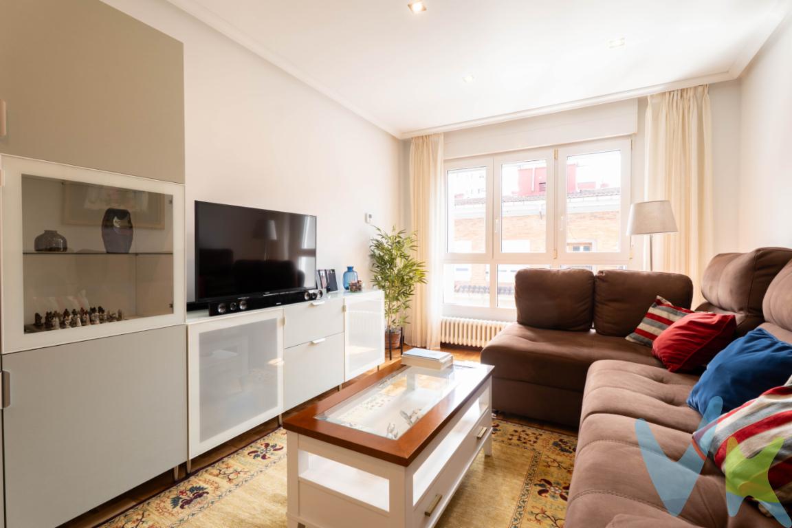 Preciosa vivienda ubicada en pleno corazón del centro de Gijon, en la calle Cabrales. Se trata de una propiedad totalmente reformada, de 4 dormitorios, 2 baños, salón y cocina. Con dos piezas a la calle Cabrales, salón y cocina, con salida a una pequeña terraza donde ubicamos tanto la caldera como la lavadora, gracias a la toma de agua que tenemos en ella,  y el resto de las estancias, 3 amplias habitaciones más una cuarta que actualmente nos hace la función de despacho, así como los dos baños completos, uno con bañera y otro con plato de ducha, con vistas a patio de manzana. La vivienda está totalmente reformada con altas calidades, como las ventanas de doble acristalamiento, con un aislamiento térmico y acústico inmejorable, lo todas las tuberías de fontanería renovadas. Si no quieres coger el coche para nada, esta es tu vivienda. Con el centro de salud a menos de 2 minutos, a 5 minutos de la playa de San Lorenzo, y a un paso del paseo de Begoña. Sin ninguna duda, la mejor zona de Gijon. Con orientación Suroeste, y gracias a la altura que tiene el piso, podrás disfrutar de todas las horas del sol que tenemos en el día. El hecho de tener la fachada totalmente rehabilitada, tanto el exterior con fachada ventilada y el patio con acabados sate, cubierta nueva, bajantes renovadas, y con las zonas comunes a punto de renovarse, hacen de esta propiedad,  la opción ideal para hacer tu vivienda habitual o incluso tu segunda residencia, No lo dudes más, llámanos y ven a visitarla, no dejes que nadie se te adelante.En el precio final no están incluido el Impuesto de Transmisiones Patrimoniales ni los gastos de Notaría y Registro.