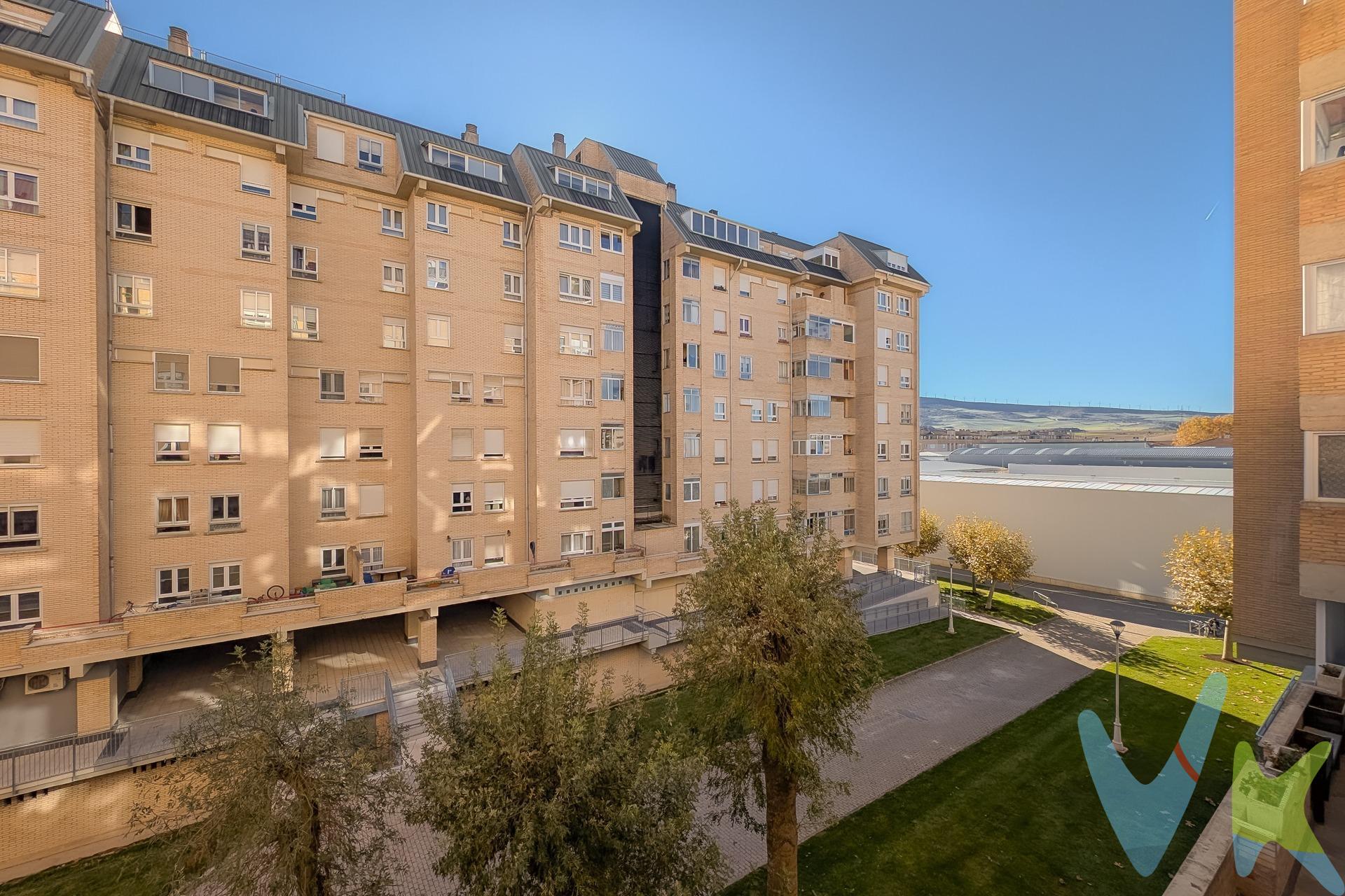 ¡EN VENTA! Se vende luminoso piso en segunda altura con ascensor, ubicado en una de las zonas más demandadas de Zizur Mayor, en la conocida Tercera Plaza de Santa Cruz de Ardoi. Una vivienda cómoda, bien distribuida y lista para entrar a vivir. El piso cuenta con tres dormitorios amplios, luminosos y con espacio más que suficiente para crear ambientes confortables. Dispone de un baño completo, además de una despensa con posibilidad de habilitar un aseo, lo que añade un valor extra a la vivienda. La cocina, totalmente reformada y con más de 8 m², es un espacio práctico y bien aprovechado, y además incorpora una despensa independiente que aporta una gran capacidad de almacenaje. El salón, de unos 19 m², resulta muy agradable y permite diferentes configuraciones para zona de descanso y comedor. Como complemento, la vivienda incluye plaza de garaje, algo especialmente valorado en la zona. El entorno es tranquilo, con todos los servicios próximos y perfectamente comunicado, lo que convierte este piso en una opción muy atractiva para quienes desean vivir en un lugar cómodo y bien conectado sin renunciar a espacios amplios. Su ubicación privilegiada, con todos los servicios a mano y conexión rápida con Pamplona, lo convierte en una excelente opción tanto para vivir como para invertir. ¿Te interesa? Llámanos sin compromiso y agenda tu visita. Los datos y superficies indicados en este anuncio son aproximados y tienen un carácter meramente informativo, sin valor contractual. El precio de venta no incluye impuestos ni gastos derivados de la transmisión