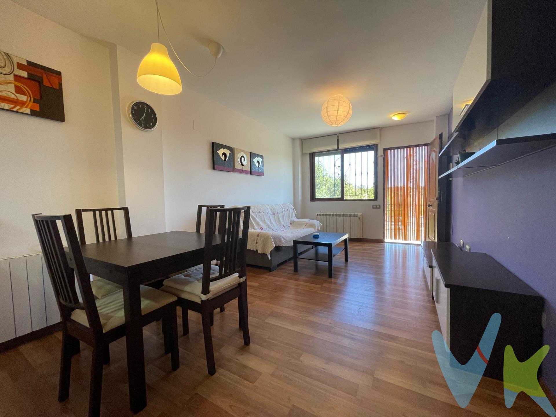 ¡No busques más! Este encantador estudio de alquiler es justo lo que necesitas para empezar una nueva vida en un espacio acogedor y confortable. Con una superficie de 49 metros cuadrados, este bonito, independiente y coqueto apartamento está listo para que lo llames hogar. Al ingresar a este acogedor espacio, te encontrarás con un luminoso salón comedor, perfecto para relajarte o disfrutar de agradables veladas. La cocina americana, completamente amueblada y equipada con electrodomésticos, te brinda la comodidad que necesitas para preparar tus platos favoritos sin esfuerzo. La habitación doble de matrimonio es el refugio ideal para descansar después de un largo día. Con armarios empotrados, tendrás espacio más que suficiente para organizar tu ropa y pertenencias de manera ordenada y práctica. El baño completo, equipado con un moderno plato de ducha, te ofrece un espacio funcional y elegante para tu rutina diaria de cuidado personal. Ubicado en la calle Libertad, cerca de instituto Oleana, y aun par de minutos de la A-3 Madrid-Valencia. Vistas despejadas, esta zona ofrece una vida cómoda y conveniente. Especial inversores ya que esta alquilado en estos momentos, rentabilidad desde el primer dia. ¡No dejes pasar esta oportunidad única y agenda una visita hoy mismo para ver este encantador estudio antes de que sea demasiado tarde!. VENTA:. PVP 73.000€.  Gastos e impuestos no incluidos en el precio. La compra conlleva impuestos y gastos de formalización para el comprador. A título orientativo se informa que en segundas transmisiones el ITP con carácter general en  Valencia es del 10%, pudiendo existir otros tipos impositivos atendiendo a las circunstancias  personales del comprador u otras circunstancias previstas legalmente. Base imponible del impuesto el mayor valor entre el precio de compraventa, la tasación o el valor de referencia catastral. En cuanto a los gastos de notaría y registro, en su caso,  suelen oscilar aprox; entre 1,5% y 2,5% (aranceles variables según precio, n.º de copias y complejidad). El comprador elige notario. Si el comprador precisase de hipoteca: tasación, condiciones y costes bancarios serán según entidad elegida por el comprador, así como los gastos de gestoría, y cualesquiera otros gastos inherentes a la formalización de la compraventa que legalmente correspondan a la parte compradora, salvo pacto expreso en contrario con el vendedor. El consumidor tiene, conforme a la normativa vigente, a su disposición información y documentación adicional relativa al inmueble y condiciones de la compraventa, que podrá ser consultada en C/Joaquín Costa 4, bajo 46005 Valencia o urbe2@remax.es. Honorarios de mediación inmobiliaria a cargo del  COMPRADOR: (3% del precio final de venta más IVA (21%), salvo otro pacto.); y de VENDEDOR (según acuerdo con el mismo). . Se informa al consumidor que la agencia actúa como intermediaria inmobiliaria en la operación, estando cualquier eventual compraventa y sus condiciones sujeta a la aceptación expresa del propietario-vendedor y a la posterior formalización del correspondiente contrato.