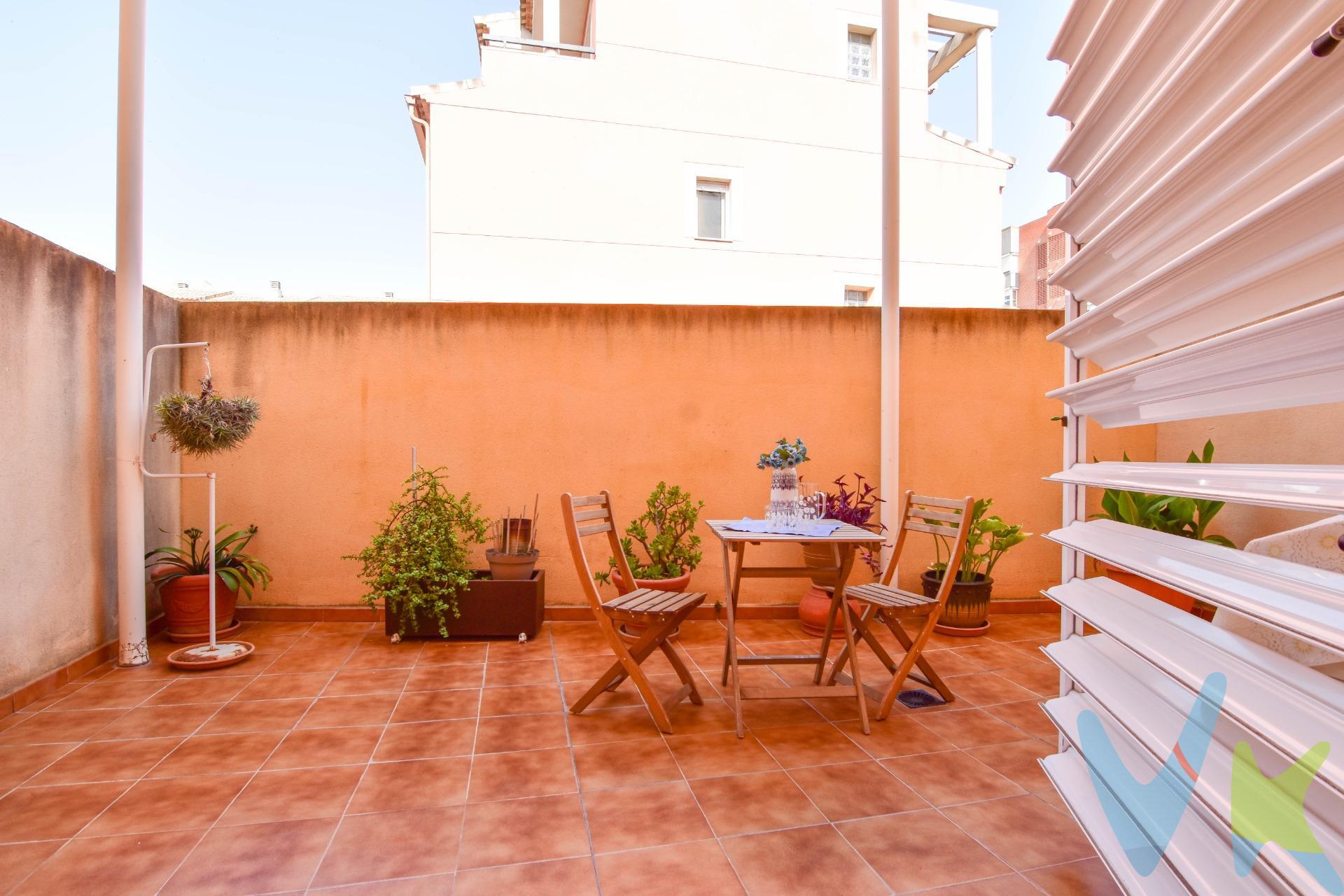 Imagina vivir en un hogar que combina comodidad, espacio y versatilidad en una de las zonas más tranquilas y bien comunicadas de Paiporta, en la Carretera de Benetússer. . Esta adosada te invita a soñar con un estilo de vida lleno de posibilidades, gracias a su diseño inteligente y sus amplias estancias. Desde el momento en que entras, te recibe un ambiente luminoso y fresco, gracias a su excelente orientación este-oeste que favorece una ventilación cruzada natural, manteniendo la casa siempre fresca y agradable. Sus tres habitaciones con armarios empotrados ofrecen espacio para toda la familia, mientras que los dos baños completos aseguran comodidad y funcionalidad para todos. La cocina independiente es perfecta para preparar deliciosas comidas, y el salón comedor, con salida a una impresionante terraza de más de 20 metros, se convierte en el escenario ideal para disfrutar de momentos al aire libre, reuniones con amigos o simplemente relajarse con vistas abiertas y mucha luz natural.  . Pero eso no es todo. La vivienda cuenta con un gran sótano con capacidad para dos coches y espacio de almacenaje, brindándote comodidad y seguridad. Además, la gran buhardilla con terraza te ofrece un espacio versátil que puedes adaptar a una cuarta habitación, sala de juegos, estudio o lo que más desees, creando un rincón único para tus necesidades y sueños. . Este adosado es mucho más que una casa; es un hogar pensado para crecer, disfrutar y vivir con tranquilidad en un entorno que combina la funcionalidad con la calidad de vida. ¿Te imaginas viviendo aquí? Ven a descubrirlo y haz de esta propiedad tu nuevo hogar en Paiporta. *Nota: Agencia Registrada con el Nº 1018 en el Registro Obligatorio de Agentes Inmobiliarios de la Comunitat Valenciana. Puede consultar en la web de la GVA. La oferta está sujeta a cambios de precio o retirada del mercado sin previo aviso. En el precio de venta no están incluidos el impuesto del ITP, gastos de Notaría, los honorarios de agencia y los gastos de financiación, si la hubiese. Este anuncio no es vinculante, puede contener errores, se muestra a titulo informativo y no contractual*. *Por mandato expreso del propietario, comercializamos este inmueble en exclusiva, lo que le garantiza el acceso a toda la información, a un servicio de calidad, un trato fácil, sencillo y sin interferencias de terceros. Por este motivo, se ruega no molestar al propietario, a los ocupantes de la propiedad o a los vecinos. Muchas gracias por su comprensión. Si usted es agente inmobiliario y tiene un cliente para este inmueble, llámenos: estaremos encantados de colaborar. *. *Nuestro departamento financiero puede conseguir tu financiación. ¡ Consúltanos! *.