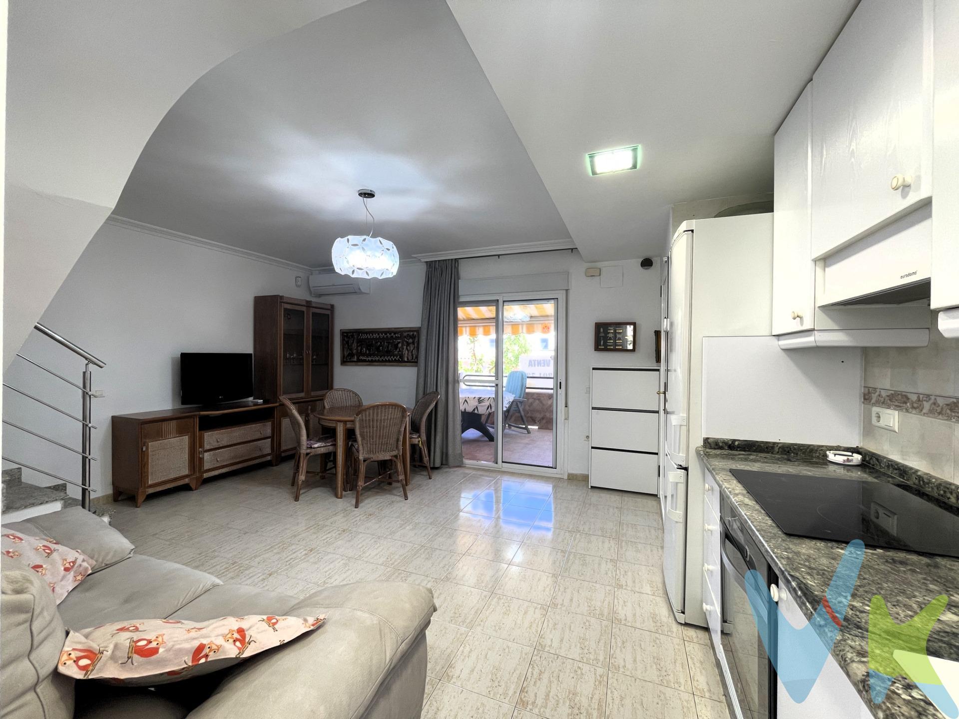 Descubre este adosado en la zona de Playa Morro de Gos, una oportunidad ideal como segunda vivienda, residencia habitual o inversión con alta rentabilidad. Con un precio de 185.000 € la vivienda destaca por su excelente distribución. La planta baja ofrece un espacio abierto que integra salón-comedor y cocina totalmente equipada, con acceso directo a una terraza privada, perfecta para disfrutar del clima mediterráneo durante todo el año. La primera planta cuenta dos dormitorios junto a una segunda terraza que aporta un espacio adicional al aire libre. En la planta abuhardillada se encuentra el tercer dormitorio, un rincón íntimo y versátil ideal como dormitorio principal, despacho o zona de descanso. La propiedad cuenta además con dos baños completos, lo que garantiza comodidad para toda la familia, y una plaza de parking incluida en el precio. Ubicada en una zona privilegiada, próxima a colegios, comercios y todos los servicios, esta vivienda combina tranquilidad, funcionalidad y una excelente ubicación. 