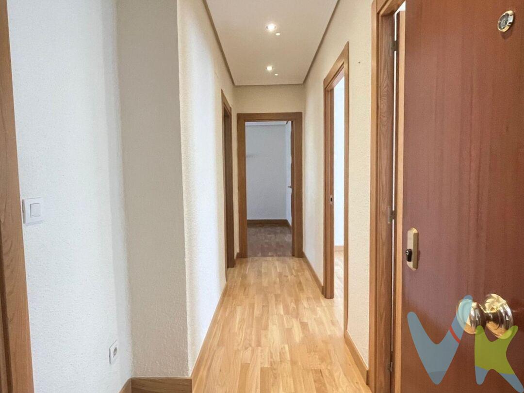 Estupenda vivienda situada en una segunda planta sin ascensor, ubicada en una zona muy demandada de Pamplona, que destaca por su ambiente vecinal, tranquilidad y calidad de vida.
La vivienda cuenta con tres amplios dormitorios y un baño, y fue totalmente reformada por sus propietarios, cuidando cada detalle para crear un hogar cómodo, actualizado y funcional. La reforma incluye la renovación del sistema eléctrico, fontanería, cocina, baño, suelos, puertas, entre otros elementos.
Uno de sus grandes atractivos es su extraordinaria luminosidad. Al encontrarse en una segunda planta, la luz natural entra con facilidad y alcanza prácticamente todos los rincones de la vivienda, creando espacios cálidos y agradables durante todo el día. Además, dispone de un bonito balcón, un rincón perfecto para disfrutar del aire libre, tomar un café o simplemente relajarse. El edificio cuenta también con un agradable jardín comunitario en la parte trasera, un espacio verde que aporta un plus de tranquilidad y permite disfrutar de una zona exterior dentro del propio entorno residencial.
La vivienda dispone de calefacción central por cooperativa, una solución especialmente confortable para disfrutar de inviernos cálidos y agradables. El agua caliente se obtiene mediante termo eléctrico. 
Si buscas un hogar con amplitud, luz, reforma integral y una ubicación con gran demanda en Pamplona, merece la pena visitarla.
Datos meramente informativos, sin valor contractual.   El PVP indicado no incluye impuestos (régimen general del ITP (Impuesto de Transmisiones Patrimoniales) es el 6% sobre el precio de compra) ni gastos de transmisión (notaría, registro, AJD (Actos Jurídicos Documentados), que suma aproximadamente un 2% sobre el precio de compra). Honorarios de la agencia a cargo del vendedor. NO SE COBRA HONORARIOS AL COMPRADOR.