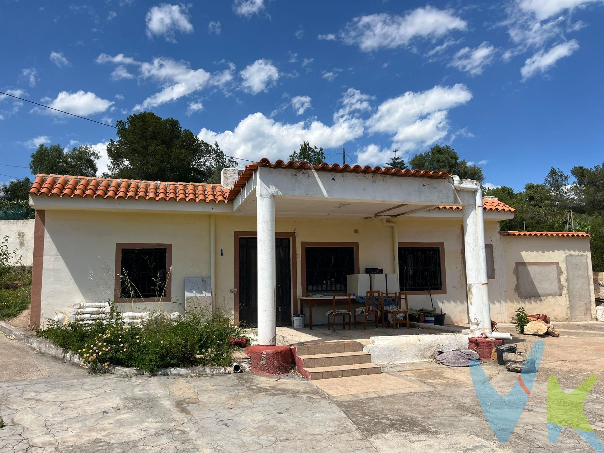 Masía en suelo rústico, con vivienda residencial legalizada. La masía está junto a la urbanización L´Abeller, con buen acceso por camino asfaltado desde la autovía. La parcela tiene 2.000 metros cuadrados en los que tenemos una parte para aparcar los coches, una zona de terrazas de la vivienda y otra de cultivo en bancales. La vivienda está parcialmente reformada, con materiales de buena calidad, aislamiento térmico en la fachada y porcelánico en las zonas con revestimiento. La vivienda principal se distribuye en salón comedor con cocina abierta y una habitación con baño y con un gran vestidor. Dispone de una segunda edificación, en obra, de unos 17 metros cuadrados. No dejes pasar esta oportunidad única de adquirir tu vivienda con parcela en Borriol. Contáctanos para más información o para programar una visita. ¡Tu nuevo hogar te está esperando!. Por mandato expreso del propietario comercializamos este inmueble mediante contrato de multi-exclusiva, por el cual numerosas agencias colaboradoras, nacionales e internacionales, ofrecen esta vivienda a sus potenciales compradores, todo ello garantizando un servicio de calidad, un trato fácil, sencillo y sin interferencias de terceros, ya que la gestión es a través de nuestra agencia. *Impuestos, gastos de compraventa tales como honorarios agencia y financiación no incluidos. 