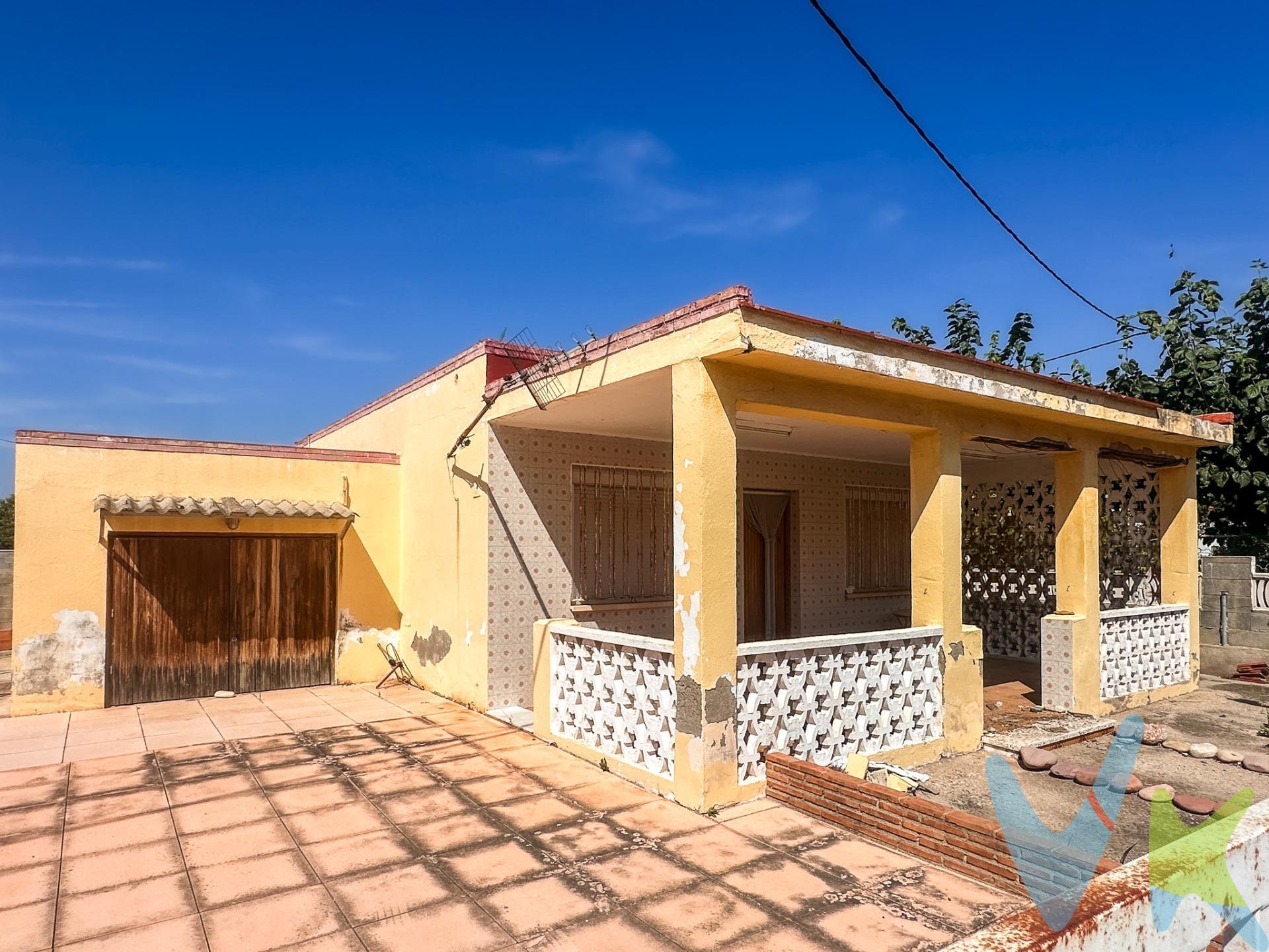 Descubre esta  parcela de 329 m² ubicada en la Partida Casoleta, a tan solo 300 metros de la hermosa playa Ben-Afeli. La propiedad cuenta con una construcción unifamiliar que abarca unos cómodos 89 m² distribuidos eficientemente en una sola planta. Esta casa incluye un espléndido porche que da acceso al luminoso comedor-salón, así como a una cocina independiente. Además, dispone de un dormitorio doble generoso y dos dormitorios simples perfectos para alojar familia o invitados; todos complementados por un baño completo bien distribuido. Rodeando toda la vivienda se extiende una terraza descubierta ideal para disfrutar del clima mediterráneo durante todo el año. Junto a la casa encontrarás espacio destinado a aparcamiento privado además de un práctico almacén y tu propio huerto personal donde cultivar tus plantas favoritas o simplemente relajarte disfrutando del aire libre. También tendrás disponibles los servicios básicos gracias a las instalaciones existentes para luz y agua. Por favor consulta con nuestra inmobiliaria sobre las características específicas tanto del suelo como detalles constructivos adicionales. Haz realidad tu sueño residencial junto al mar, este es el lugar perfecto para compartir momentos inolvidables con amigos y familiares.