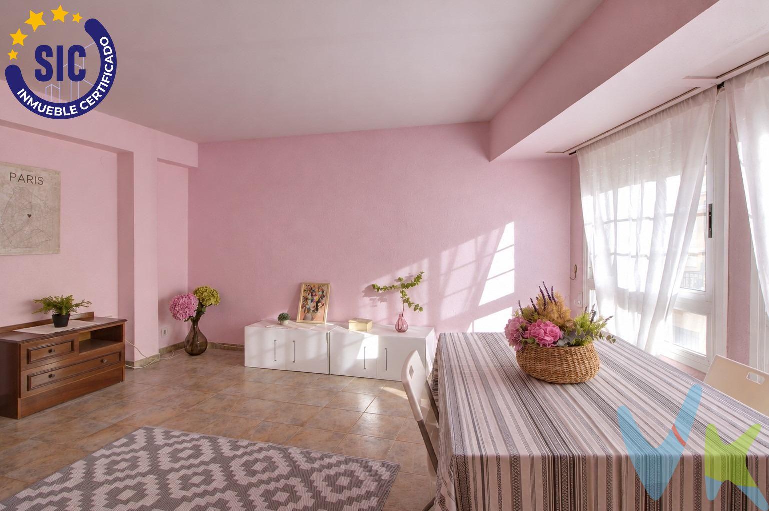 Vivir en un pueblo tiene un encanto especial. Las distancias se acortan, el ritmo cotidiano resulta más cercano y todo invita a disfrutar de una vida práctica y tranquila. En Almenara encontramos esta vivienda, una propuesta interesante para quienes buscan espacio, funcionalidad y una ubicación cómoda para el día a día. Situada en una primera planta sin ascensor, la vivienda ofrece espacios versátiles que pueden adaptarse a diferentes estilos de vida y evolucionar con las necesidades de quienes la habiten. Dispone de tres habitaciones que permiten organizar el hogar a medida: dormitorios familiares, una habitación para invitados o ese espacio de trabajo que cada vez cobra más importancia en casa. El salón constituye el punto de encuentro de la vivienda, mientras que la cocina independiente permite mantener separadas las actividades cotidianas. La distribución se completa con un cuarto de baño y una práctica galería. Además, cuenta con radiadores, un elemento que aporta confort durante los meses más fríos. Uno de sus aspectos más interesantes es su orientación este-oeste, que favorece la ventilación cruzada y permite renovar el aire de forma natural, aportando una agradable sensación de frescura al hogar. Además, la finca dispone de una terraza comunitaria en su parte superior. Su ubicación junto al colegio representa una ventaja especialmente atractiva para familias con niños, facilitando las rutinas escolares y evitando desplazamientos innecesarios. Almenara es una localidad de la provincia de Castellón que combina la cercanía del Mediterráneo con la tranquilidad de la vida de pueblo. Su playa, sus espacios naturales y su conexión ferroviaria con Valencia y Castellón permiten disfrutar de un entorno agradable sin renunciar a la movilidad. Una vivienda para organizar tu día a día con comodidad y empezar una nueva etapa en Almenara. Contacta con nosotros y ven a conocerla. Si lo necesitas, te ayudamos con la financiación. El precio del inmueble no incluye los honorarios de la agencia que ascienden al 3% del precio final del inmueble más IVA, ni los gastos de notaría y registro de la propiedad (que están sujetos a aranceles y varían dependiendo del precio de escrituración), ni los impuestos (que en la Comunitat Valenciana dependen del precio del inmueble y de las características personales del comprador). Para mayor seguridad en la compraventa, todas nuestras viviendas poseen FICHA DE CERTIFICACIÓN DE INMUEBLES registrada por la Asociación de Inmobiliarias de la Comunidad Valenciana ASICVAL. Antes de comprar o de entregar las arras, pida el Certificado de la vivienda para estar seguro y tranquilo sobre la situación legal, urbanística y de cargas de la misma. 