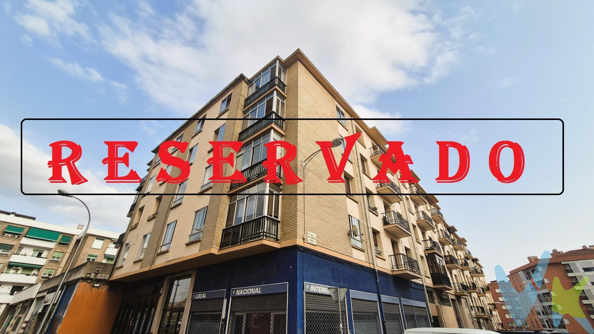 Esquina exterior en el corazón de la Rochapea. En la calle Uztarroz, cerca del cruce con Juslarocha. Es una tercera altura en un edificio con ascensor. De esquina con vistas despejadas y sol de tarde. Es muy luminoso con grandes ventanales y balcón en la sala de estar.  La distribución está muy aprovechada : Desde  el recibidor se accede a la cocina- comedor, que está separada de la sala de estar con una puerta corredera. Y desde  la sala  se transita al resto de estancias, 3 amplios dormitorios y baño con ducha. Se reformó en su día y con pequeñas mejoras estará perfecto para entrar a vivir. Calefacción Central, incluida en los gastos de comunidad. No dudes en visitarlo. ¡Llama ya y pide tu cita !. 