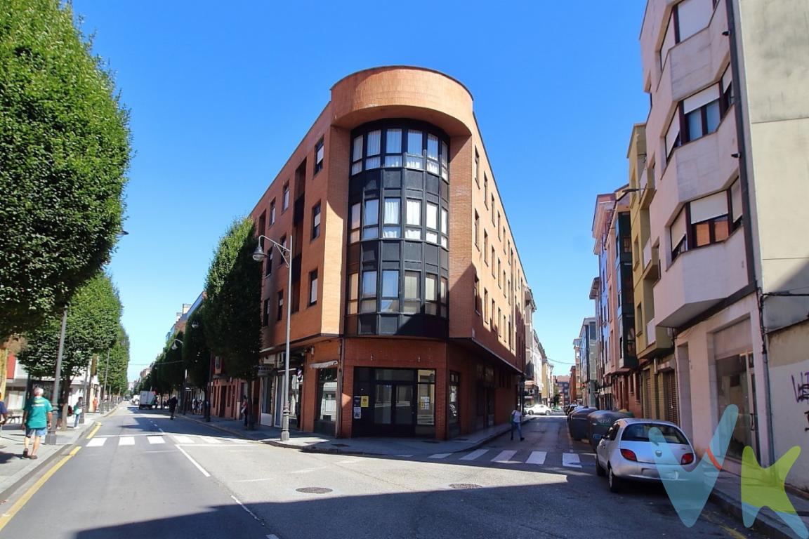 ¡Tu nuevo hogar te espera en El Llano, Gijón! Descubre este magnífico piso de tres habitaciones que destaca por su excelente distribución, amplitud y luminosidad. Al entrar, te recibirá un salón inundado de luz natural, el espacio perfecto para disfrutar de momentos inolvidables en familia o relajarte al final del día. La cocina, totalmente independiente y muy funcional, cuenta con acceso directo a una práctica terraza, ideal como zona de tendido y almacenaje adicional.La zona de descanso se compone de tres amplios dormitorios diseñados para garantizar el confort de todos los miembros de la casa. Además, la vivienda dispone de dos baños completos, uno de ellos con ventana exterior, un detalle muy valorado que aporta una ventilación e iluminación natural inmejorables.Para que no tengas que preocuparte por el espacio ni por buscar aparcamiento en una de las zonas más dinámicas y demandadas de la ciudad, el inmueble incluye en el mismo edificio una cómoda plaza de garaje y un trastero privado. Ubicado en el corazón de El Llano, tendrás a tu alcance todos los servicios necesarios para el día a día: colegios, supermercados, centros de salud, zonas verdes y excelentes conexiones de transporte público. No dejes pasar esta oportunidad única de ganar en calidad de vida y ven a visitarlo.Gastos e impuestos no incluidos en el precio. En segundas transmisiones, el comprador abona el ITP (porcentajes en Asturias: https://sede.tributasenasturias.es/sites/sede/default/es_ES/Que-quieres-hacer/Transmisiones-Patrimoniales-y-AJD), calculado sobre el mayor valor entre precio, tasación o valor de referencia catastral. Notaría y registro según aranceles variables; el comprador elige notario. El vendedor asume la plusvalía municipal; el resto de gastos (incluida hipoteca: tasación, costes bancarios, gestoría y formalización) son del comprador.Honorarios: intermediación a cargo del vendedor; mediación a cargo del comprador del 2% + IVA, mínimo 2.000  + IVA.El consumidor puede solicitar información y documentación adicional en la sede física o por correo electrónico de la Agencia (contacto en la web). La agencia actúa solo como intermediaria; toda compraventa queda sujeta a la aceptación expresa del vendedor y a la formalización del contrato. Anuncio meramente informativo: los datos corresponden a la fecha de publicación y pueden variar por actualizaciones legales, contractuales o fiscales. 