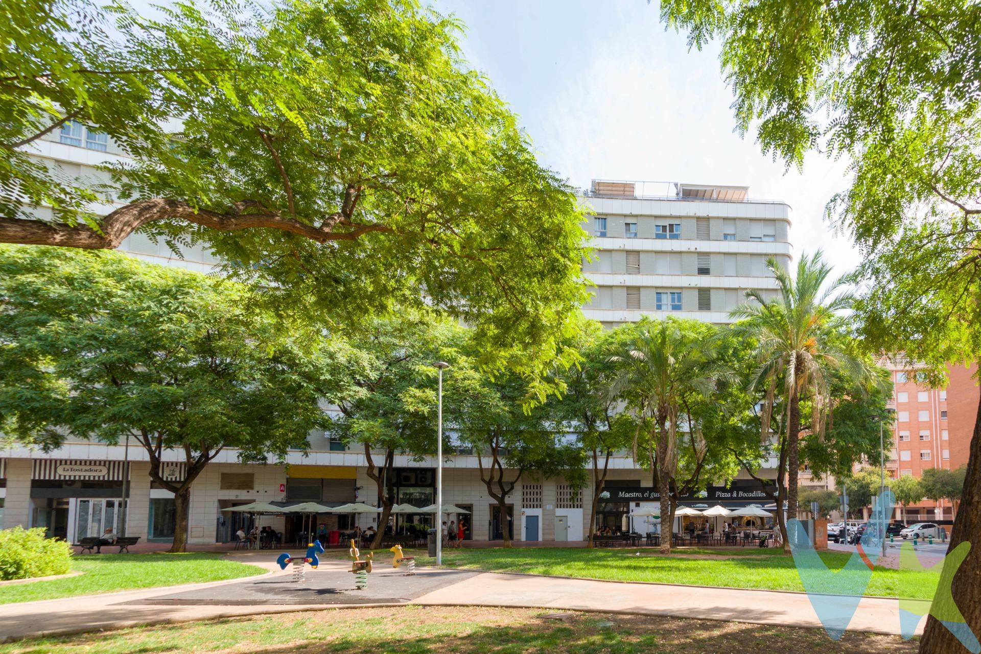 Descubre este exclusivo ático dúplex que redefine el concepto de lujo. 🌟 En la planta baja, te recibirán cuatro amplias habitaciones dobles, cada una diseñada para ofrecer máxima comodidad; dos de ellas cuentan con vestidor privado y las otras tienen armarios empotrados elegantes. 🛏️✨ Además, disfrutarás de dos baños espectaculares, uno en suite que añade un toque extra a tu privacidad. Subiendo al nivel superior, encontrarás un luminoso comedor que da acceso a una impresionante terraza donde podrás relajarte mientras contemplas unas vistas inolvidables del horizonte. ☀️🏞️ La cocina office es amplia y está equipada para satisfacer los deseos culinarios más exigentes; incluye también lavandería separada para mayor funcionalidad. 🚪🍳 Este lujoso hogar cuenta con ascensor directo a ambas plantas por lo cual la accesibilidad está garantizada; además dispone de 2 plazas de garaje privadas y trastero como complemento perfecto al estilo vida contemporáneo.Sientete cómodo todo el año gracias a su calefacción por radiadores alimentada por gas ciudad 🔥💧y aire acondicionado centralizado frío-calor ❄️🌡️ ¡No pierdas esta oportunidad única!. Por mandato expreso del propietario comercializamos este inmueble mediante contrato de multi-exclusiva, por el cual numerosas agencias colaboradoras, nacionales e internacionales, ofrecen esta vivienda a sus potenciales compradores, todo ello garantizando un servicio de calidad, un trato fácil, sencillo y sin interferencias de terceros, ya que la gestión es a través de nuestra agencia. *Impuestos, gastos de compraventa tales como honorarios agencia y financiación no incluidos